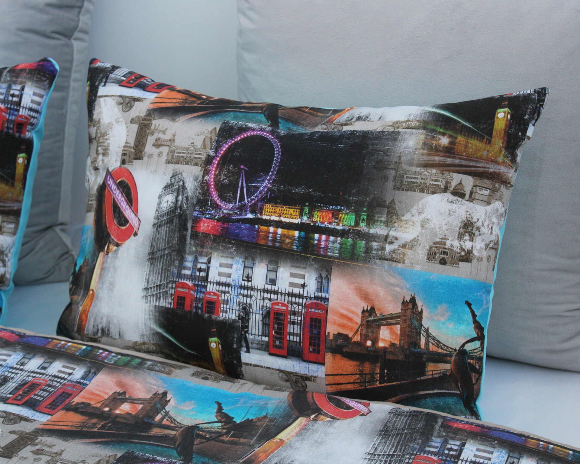 Almofada com estampas de Londres em várias cores sobre sofá azul claro