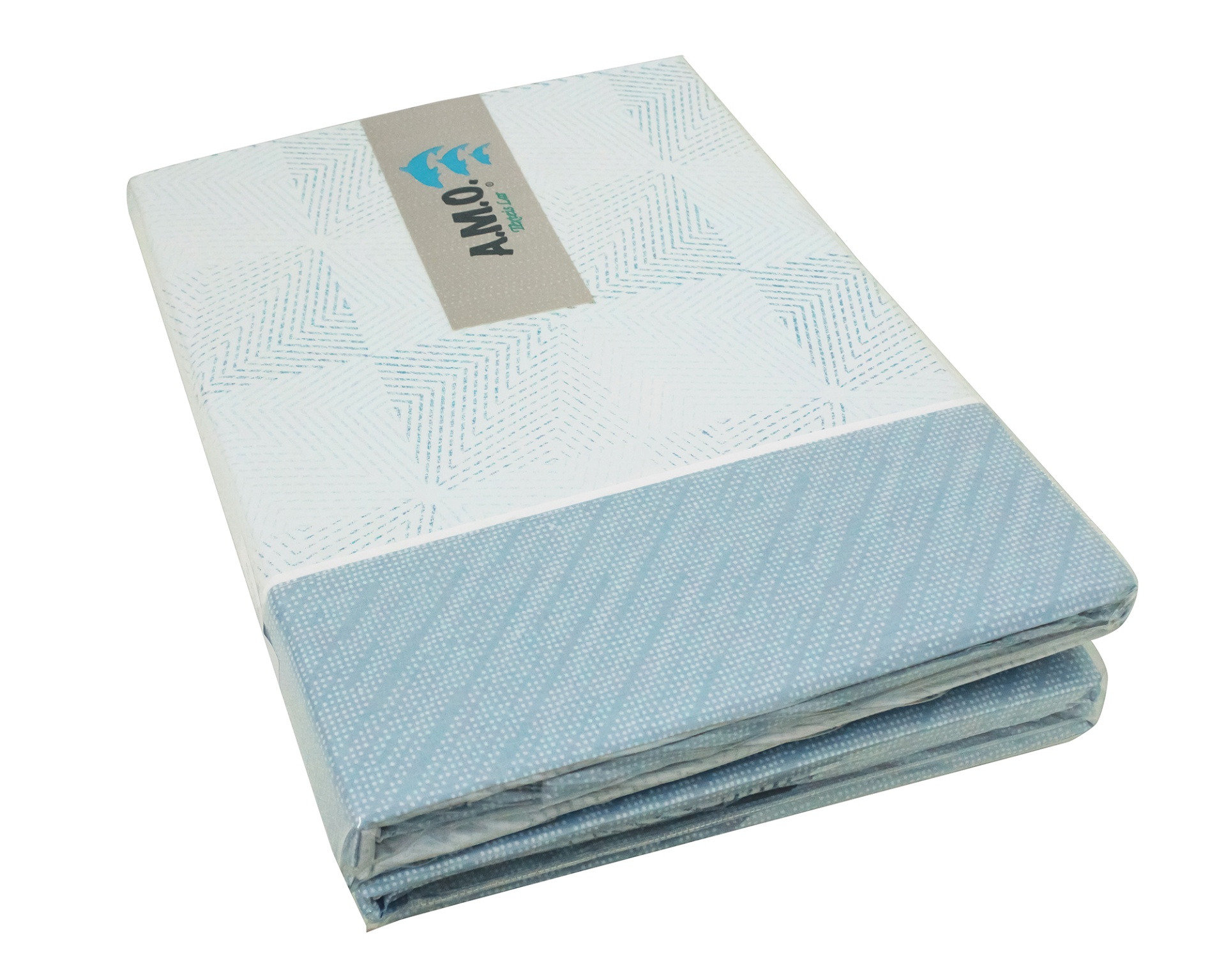 Colcha azul clara e branca com padrão geométrico, etiqueta AMQ Decoração