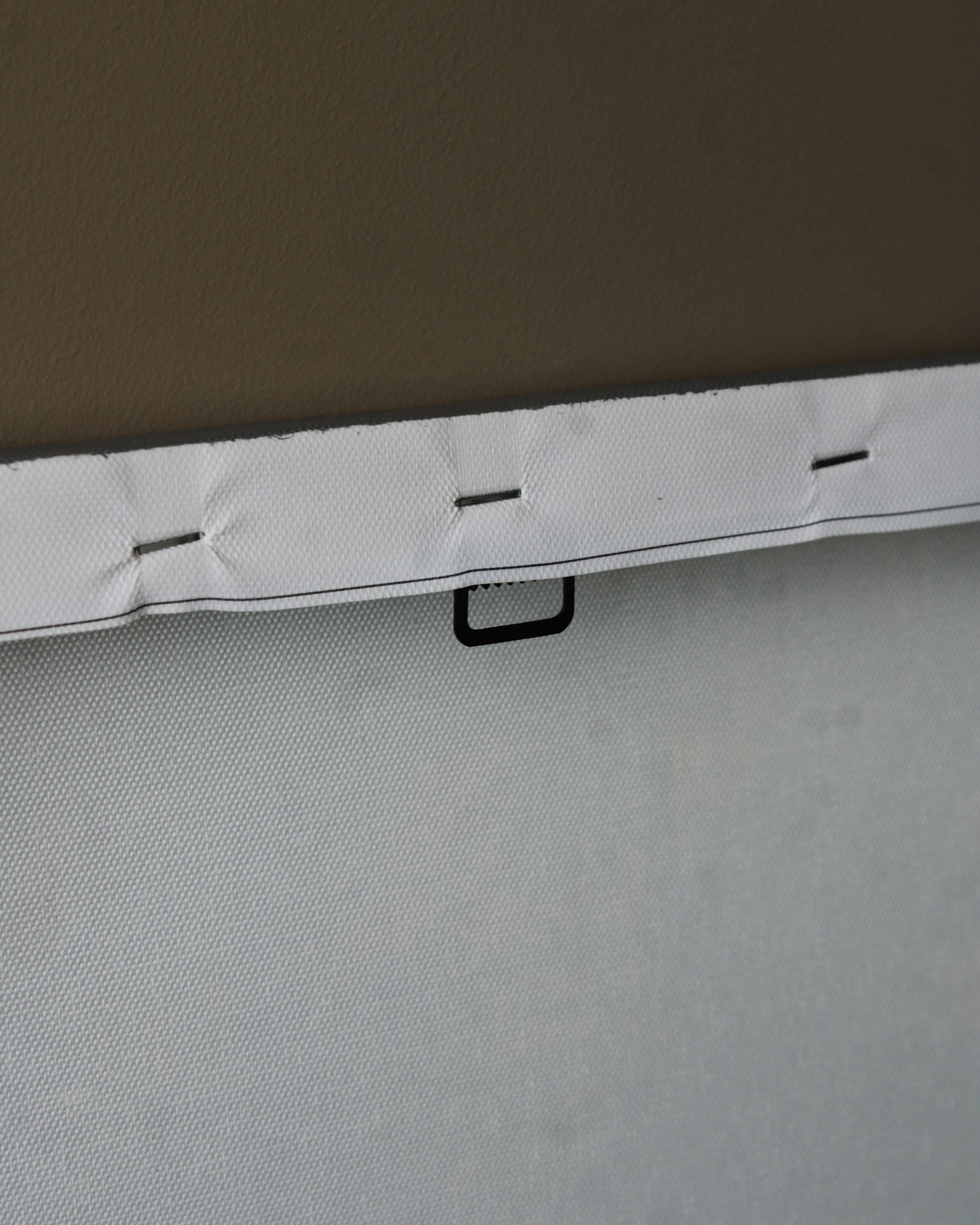 Traseira da tela de pintura branca esticada com gancho de pendurar