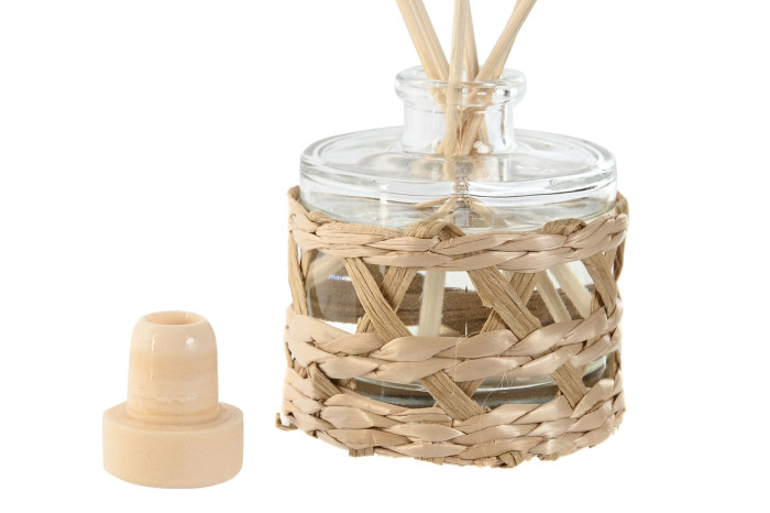 Frasco de vidro com suporte de ráfia e varetas de madeira.