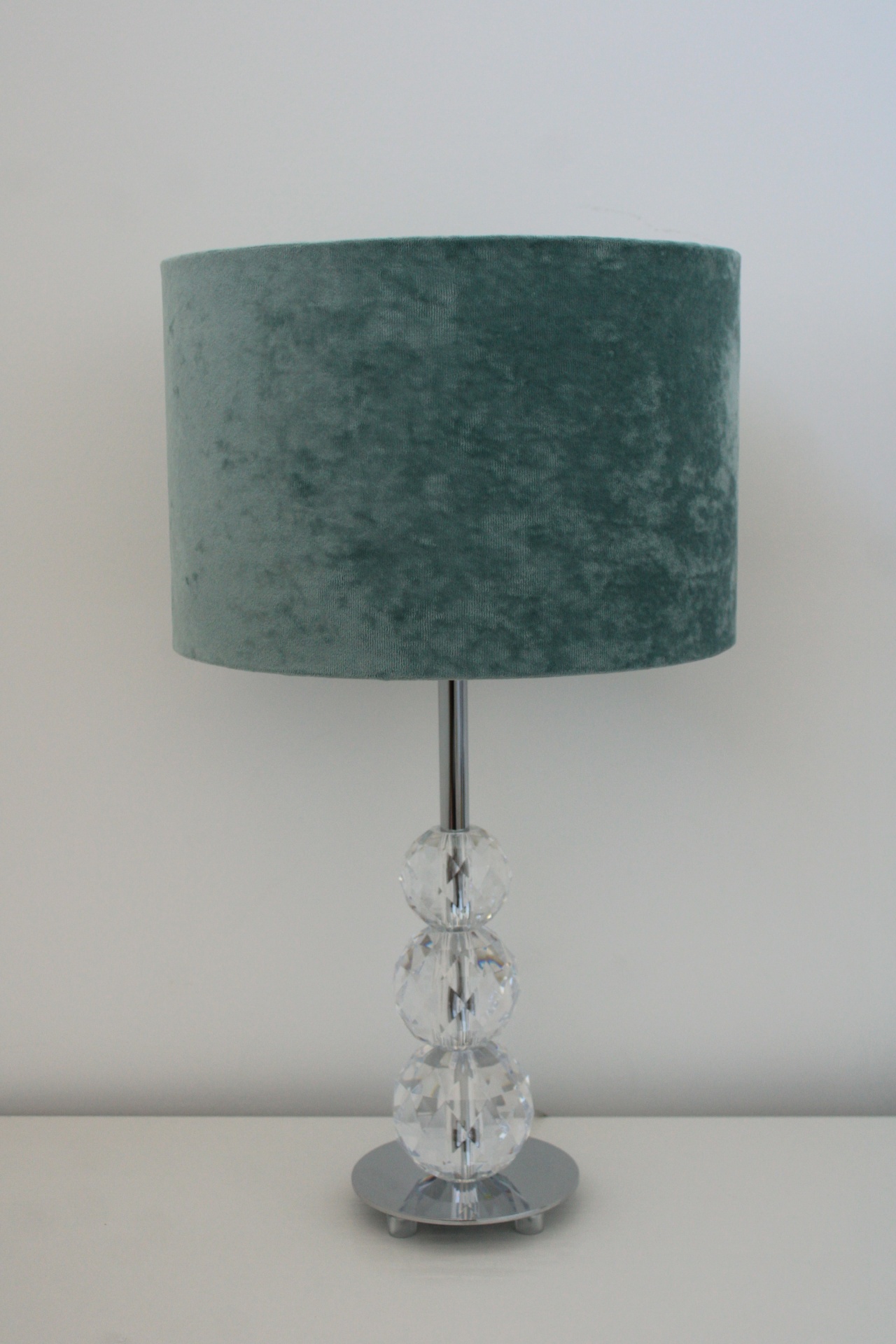 Candeeiro de mesa com base metal cromada e abajur verde esmeralda aveludado