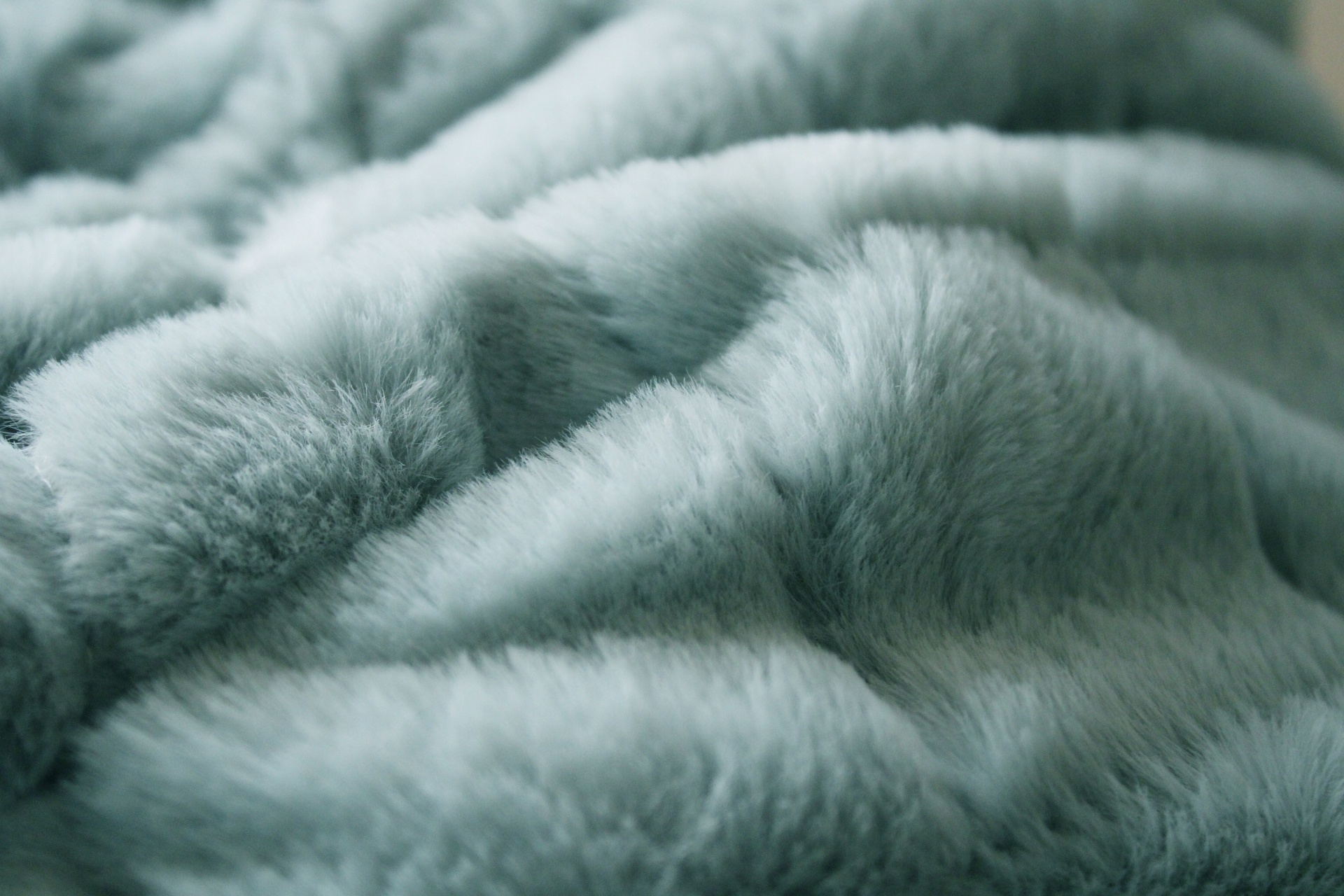 Tecido felpudo cinza claro com textura ondulada ao close-up