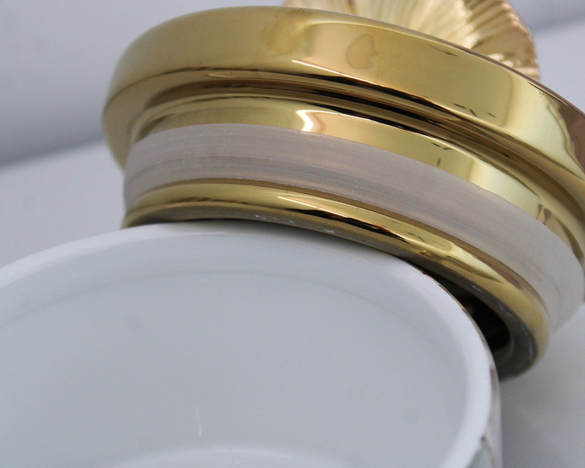 Potes Decorativos com Tampa Dourada e Detalhe em Folha