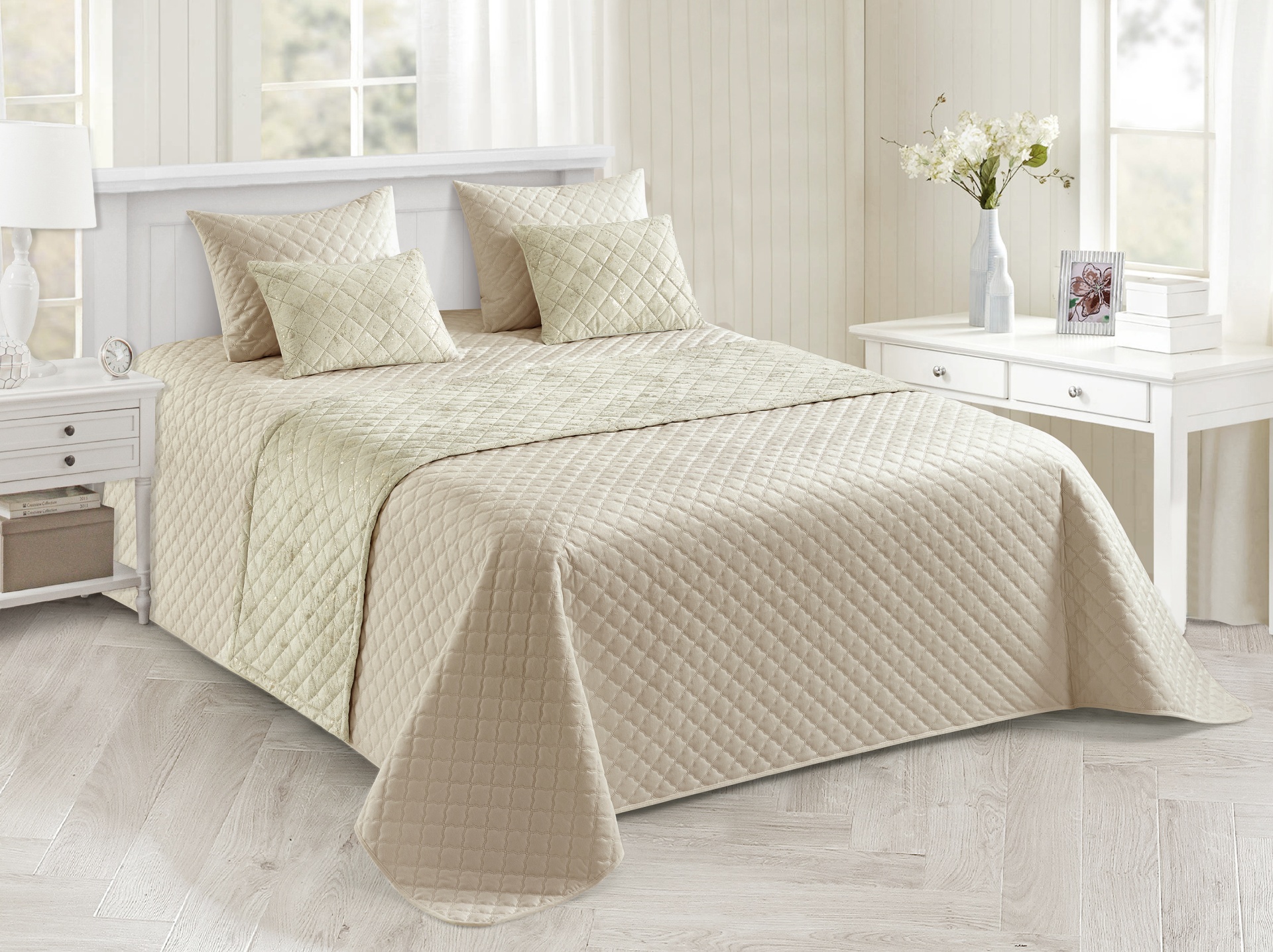 Conjunto de cama bege matelassê com almofadas em quarto iluminado