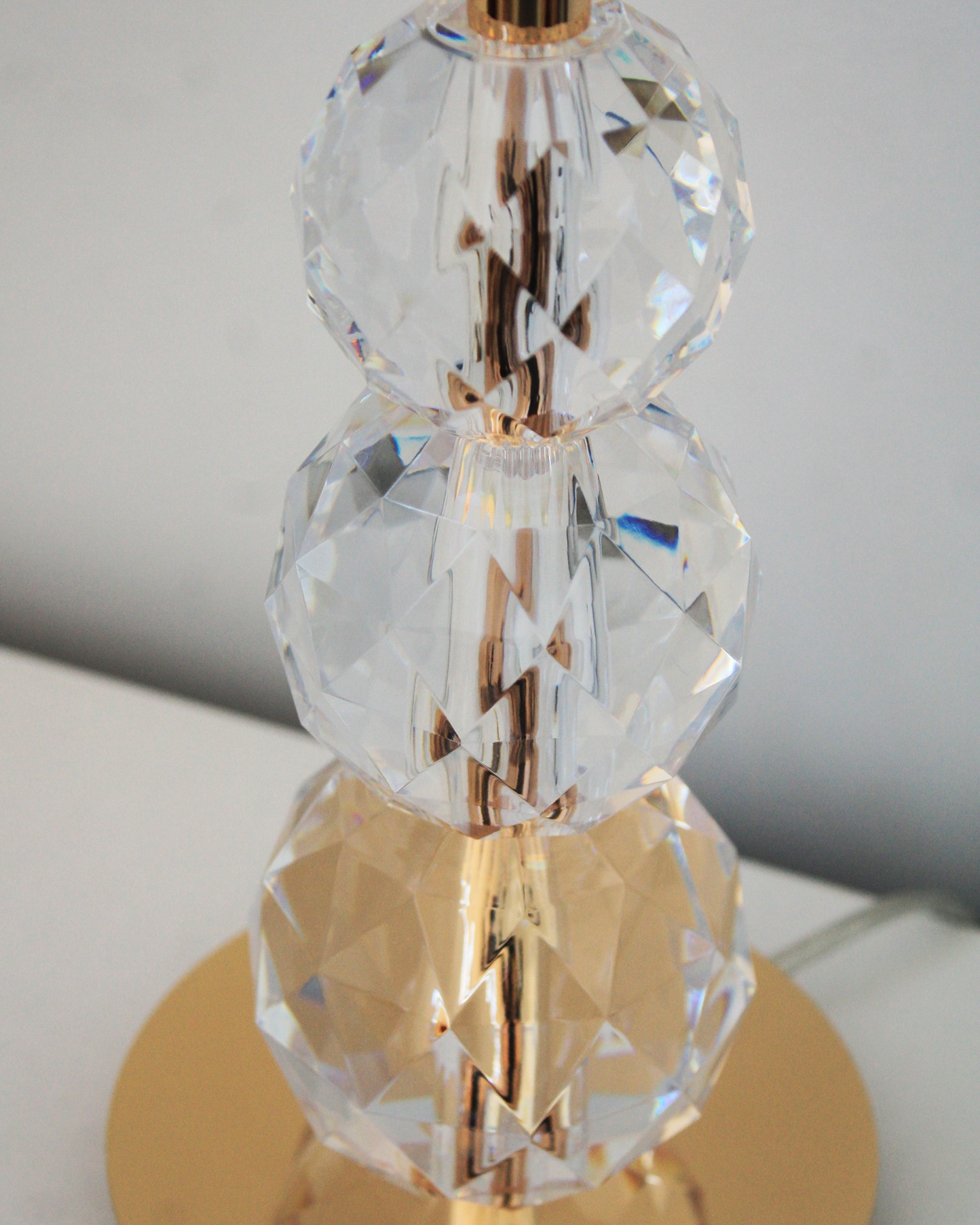 Base de candeeiro com esferas facetadas em vidro e estrutura dourada