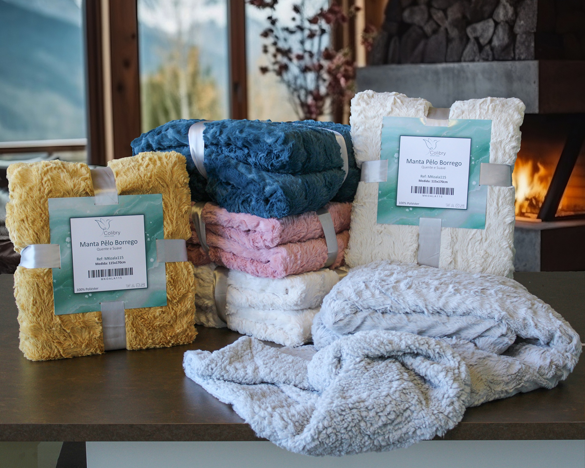 Mantas felpudas coloridas com etiquetas, empilhadas numa mesa perto de uma lareira