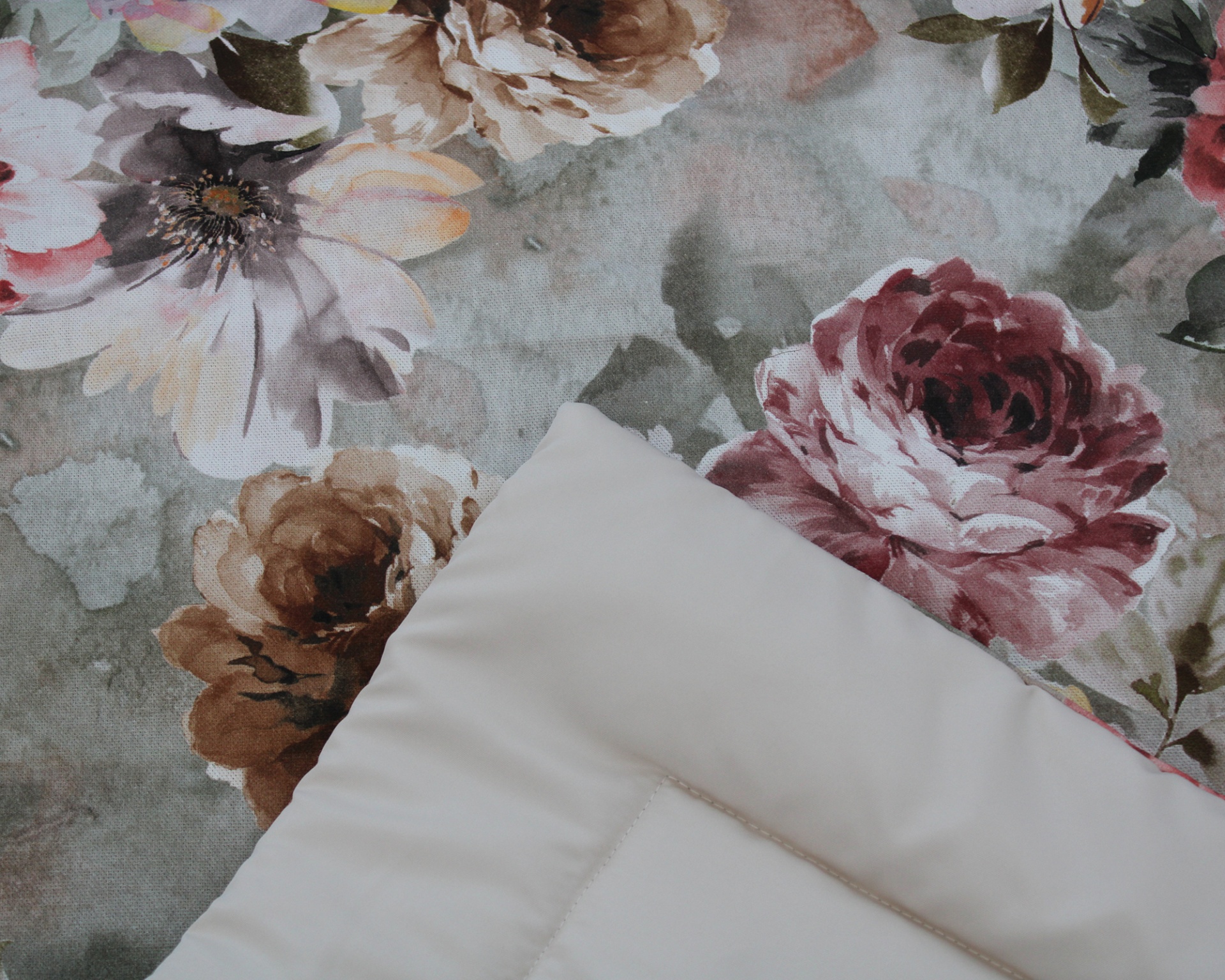 Tecido floral colorido com tecido branco e costuras