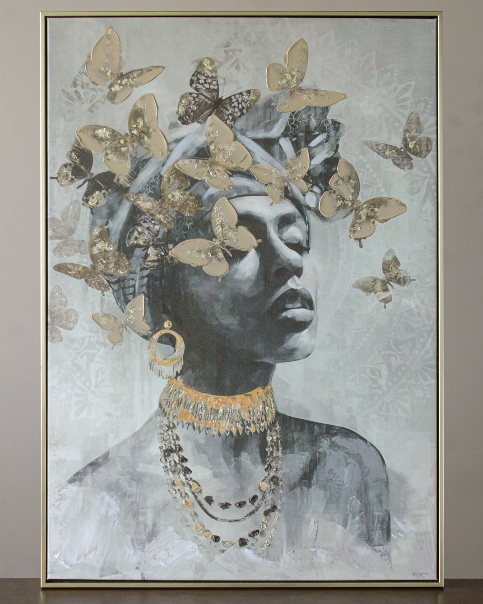 Retrato artístico de mulher com borboletas douradas e joias