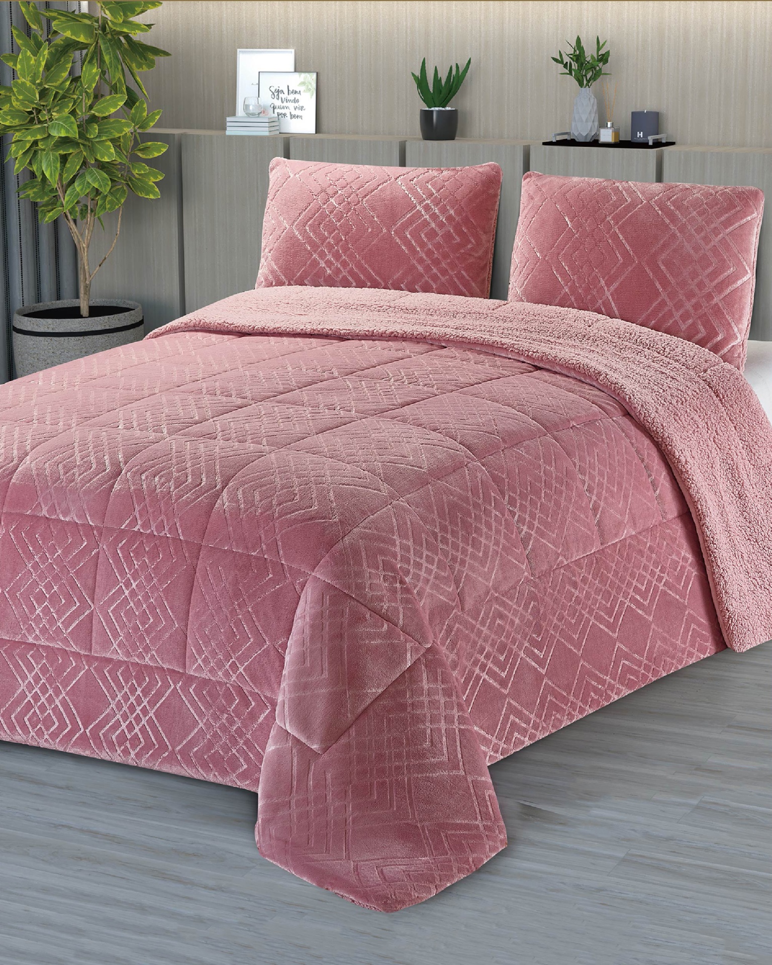 Cama de casal com edredon e almofadas cor de rosa com padrão geométrico e textura acolchoada.