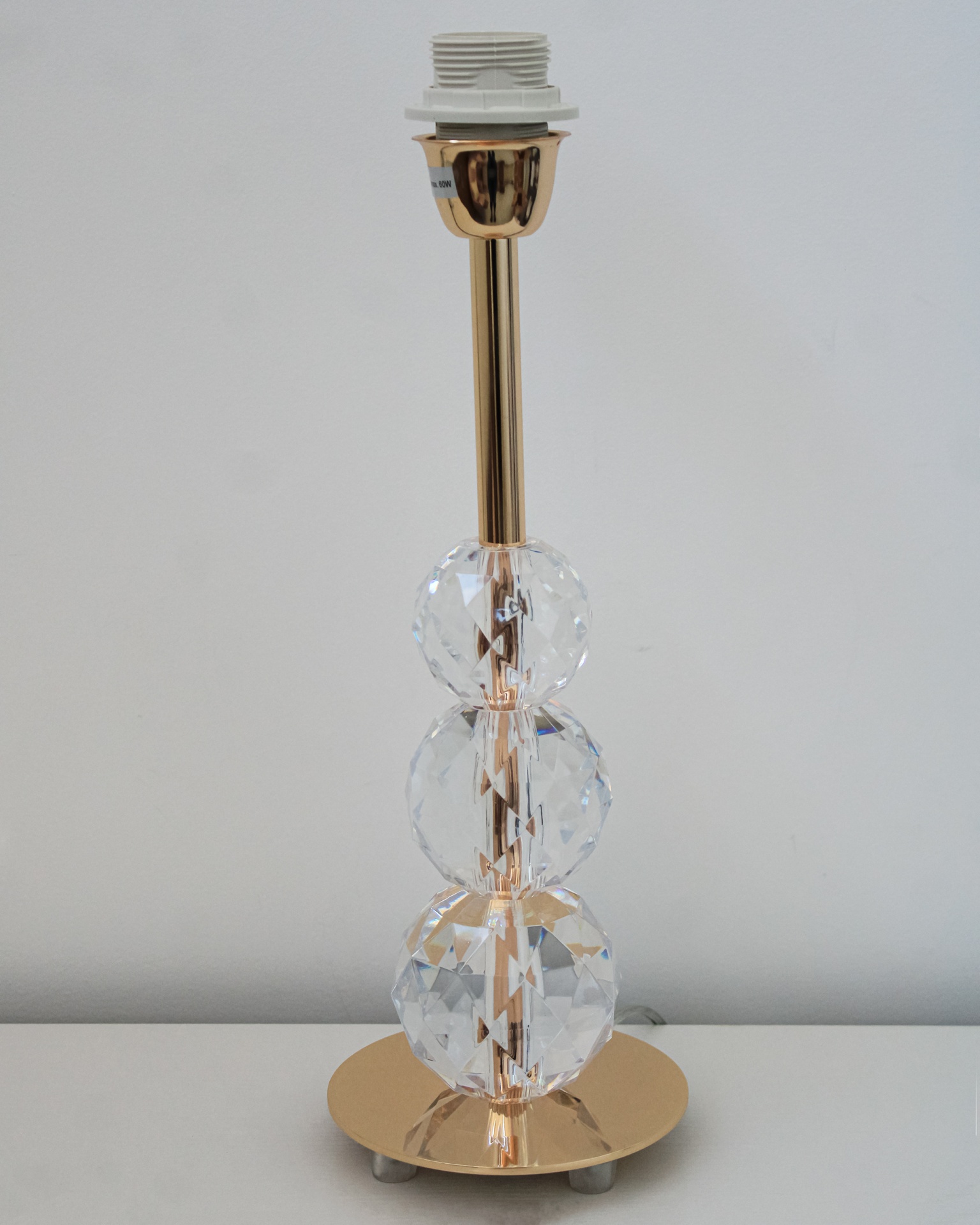 Candeeiro de mesa dourado com esferas de cristal