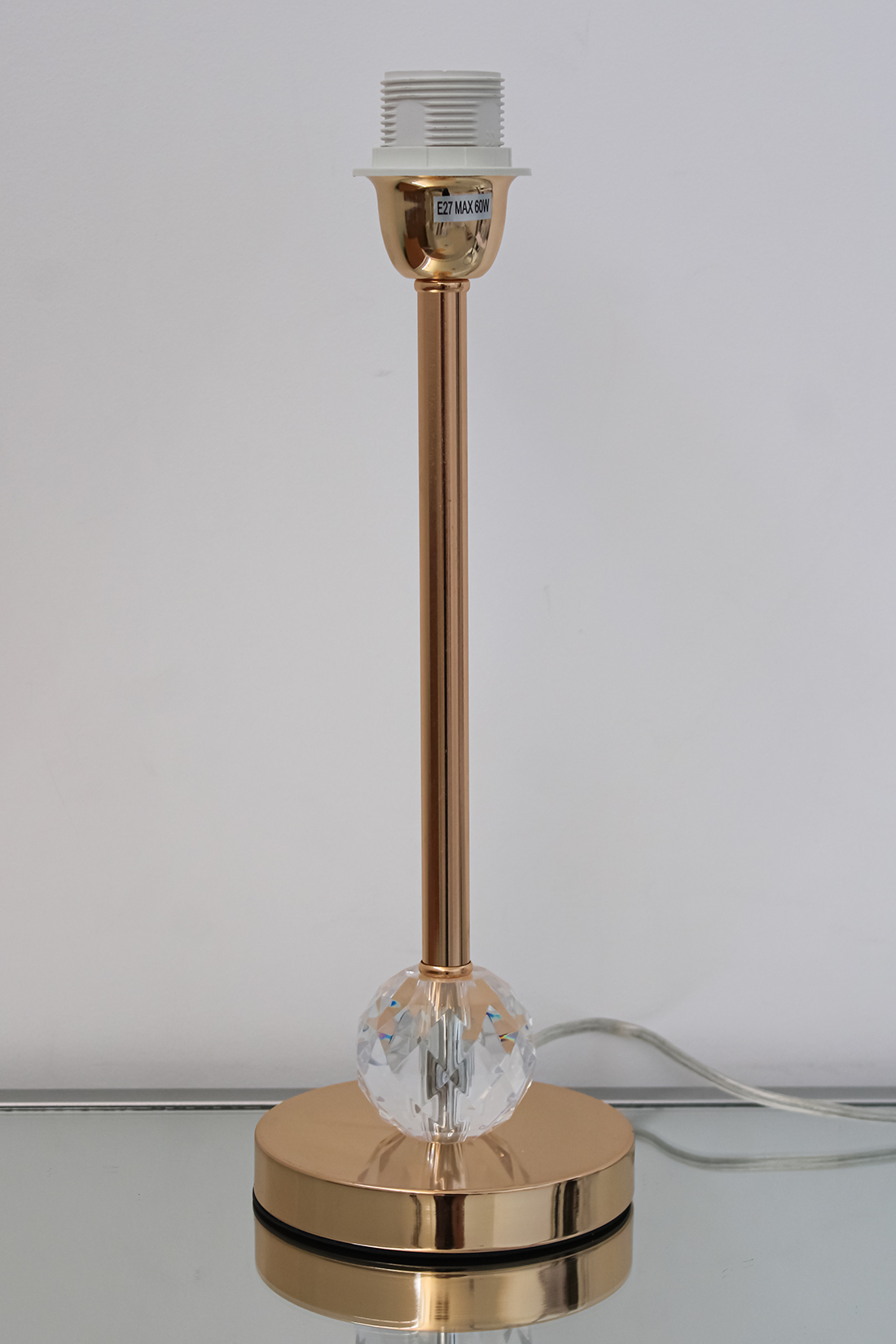 Candeeiro de mesa dourado com esfera de vidro transparente e suporte branco para lâmpada