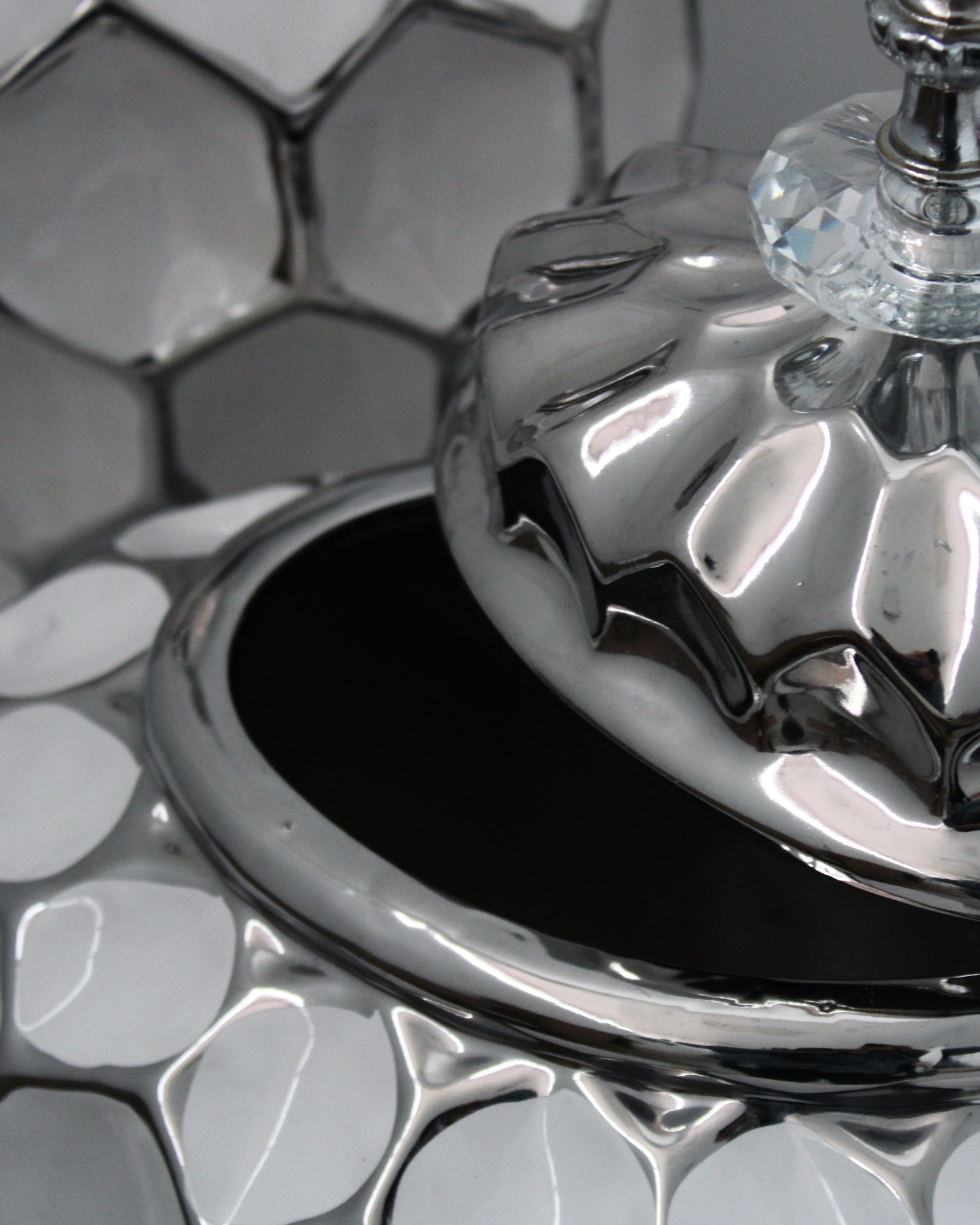 Potes branco e prateado com tampa