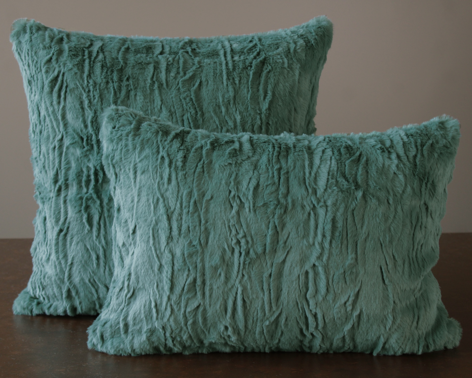 Duas almofadas felpudas verde-água