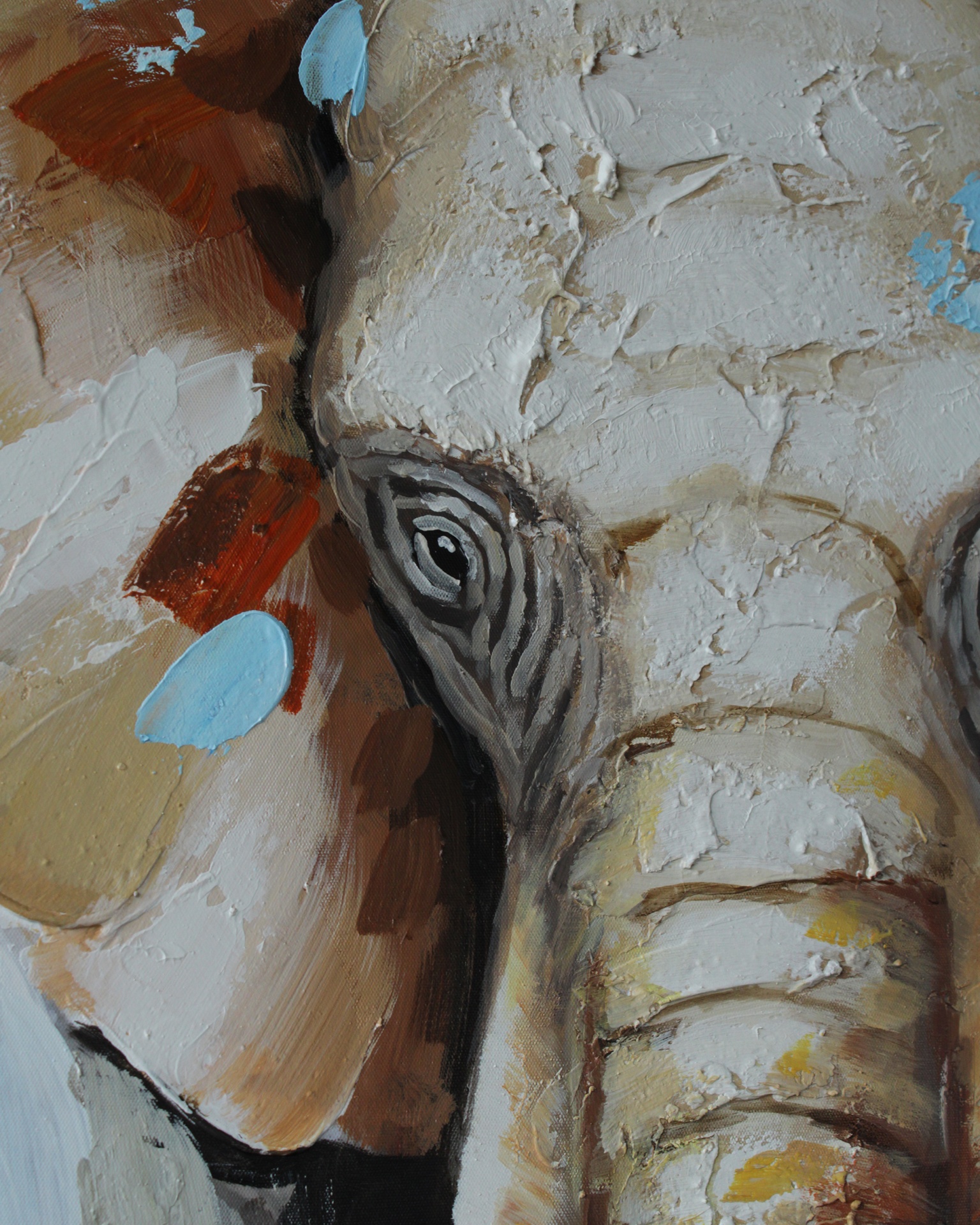 Detalhe de pintura texturizada de um elefante em tons claros e castanhos