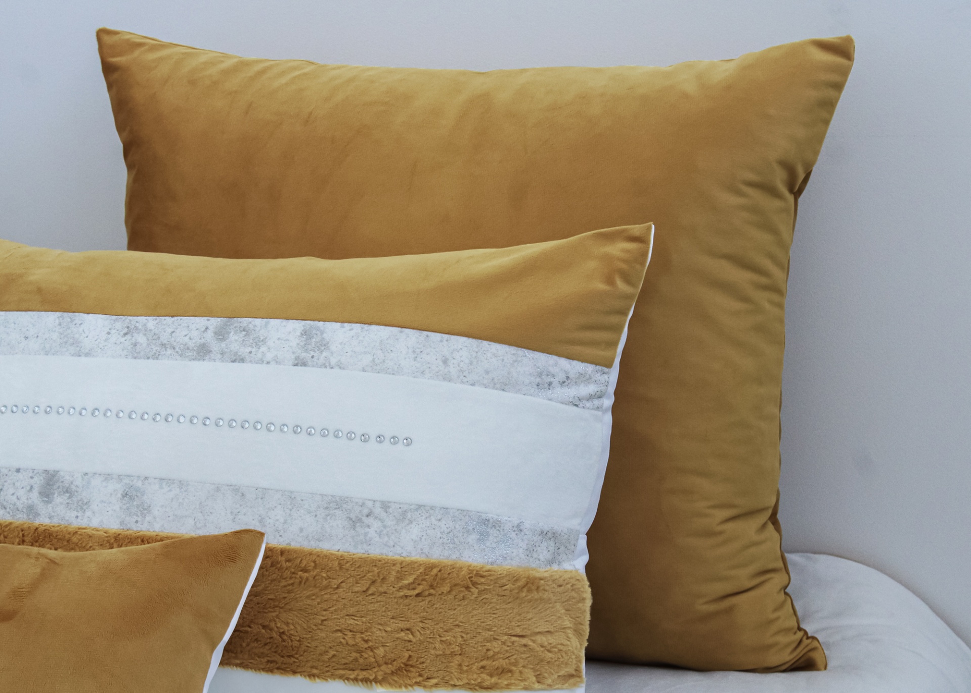 Conjunto de almofadas amarelo mostarda com almofada decorativa cinza e branca com cristais