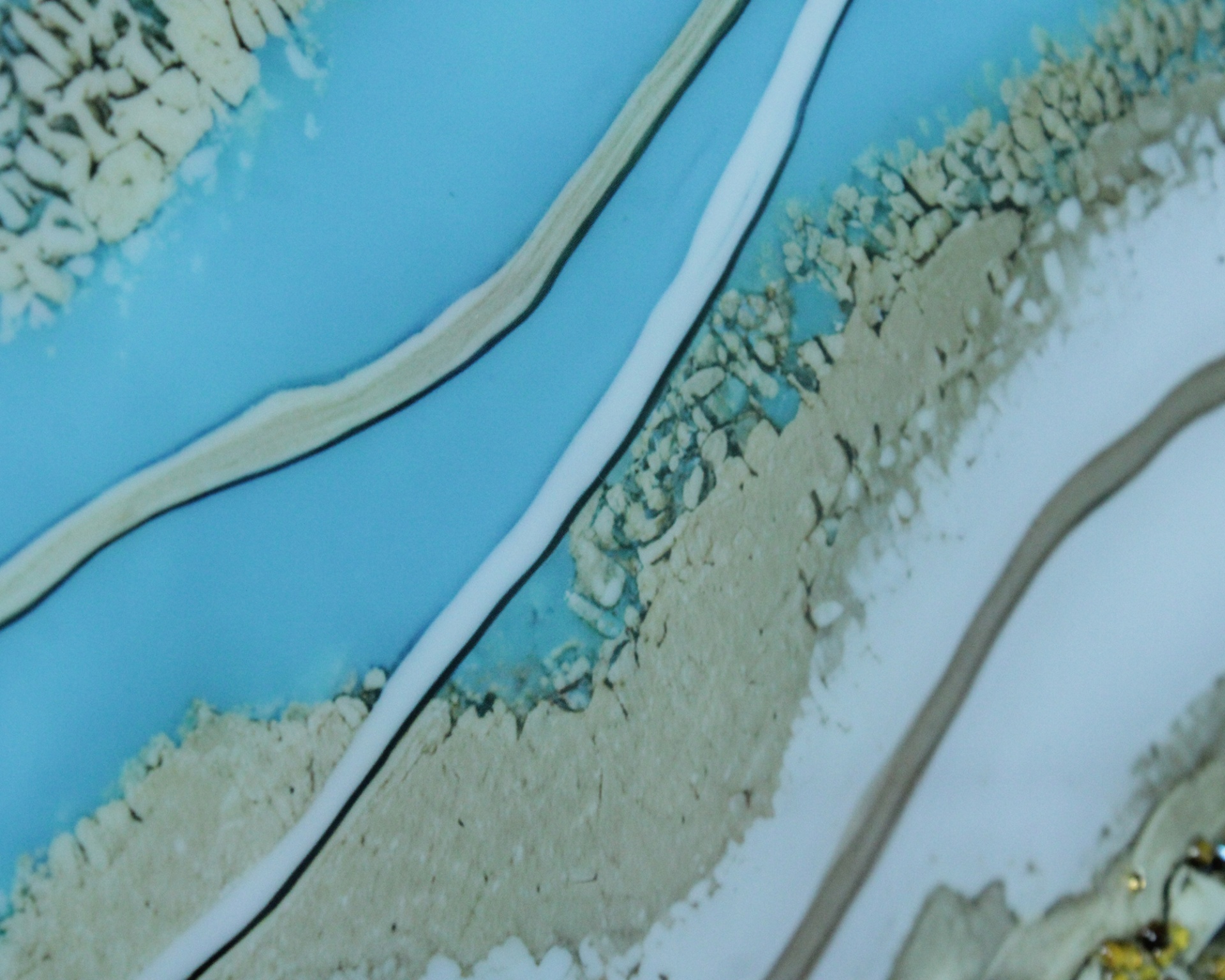 Superfície decorativa azul claro, branco e bege com textura e padrões abstratos