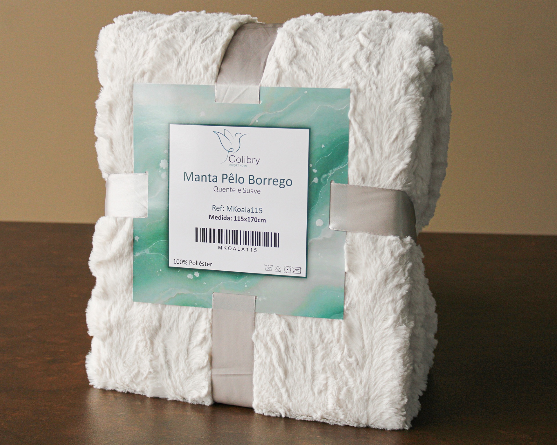 Manta branca de pelo borrego com etiqueta da marca Colibry