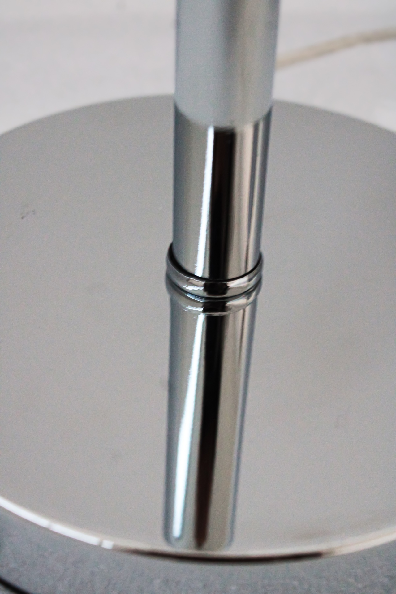 Base redonda e suporte metálico cromado prateado