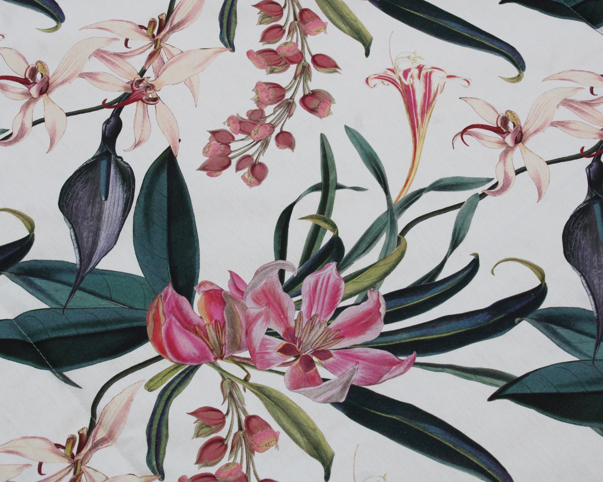 Tecido branco com padrão floral em tons de rosa e verde.