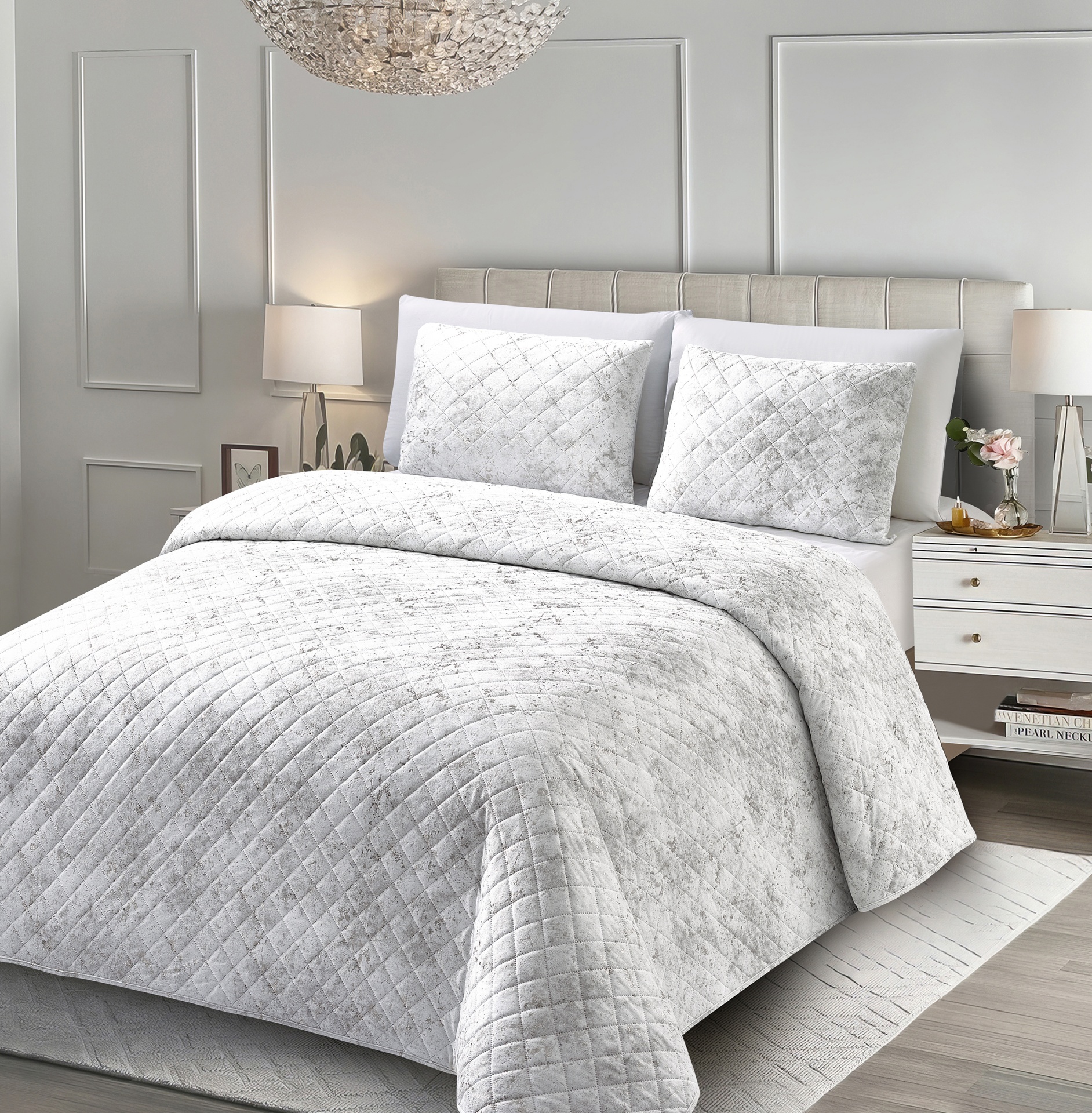 Cama com conjunto de edredão branco com padrão quadrado, almofadas e cabeceira estofada