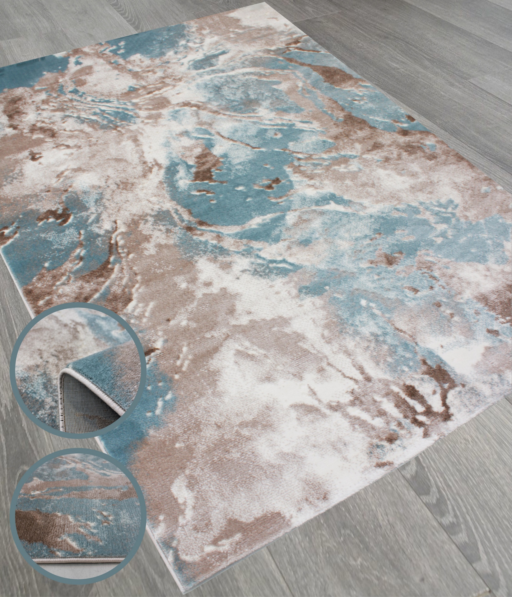 Tapete retangular com padrão abstrato em azul, bege e castanho sobre pavimento cinza claro