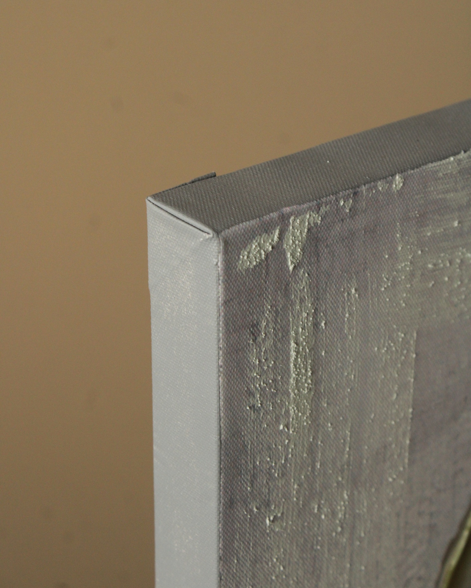 Tela pintada com moldura cinza escura e textura de tinta visível