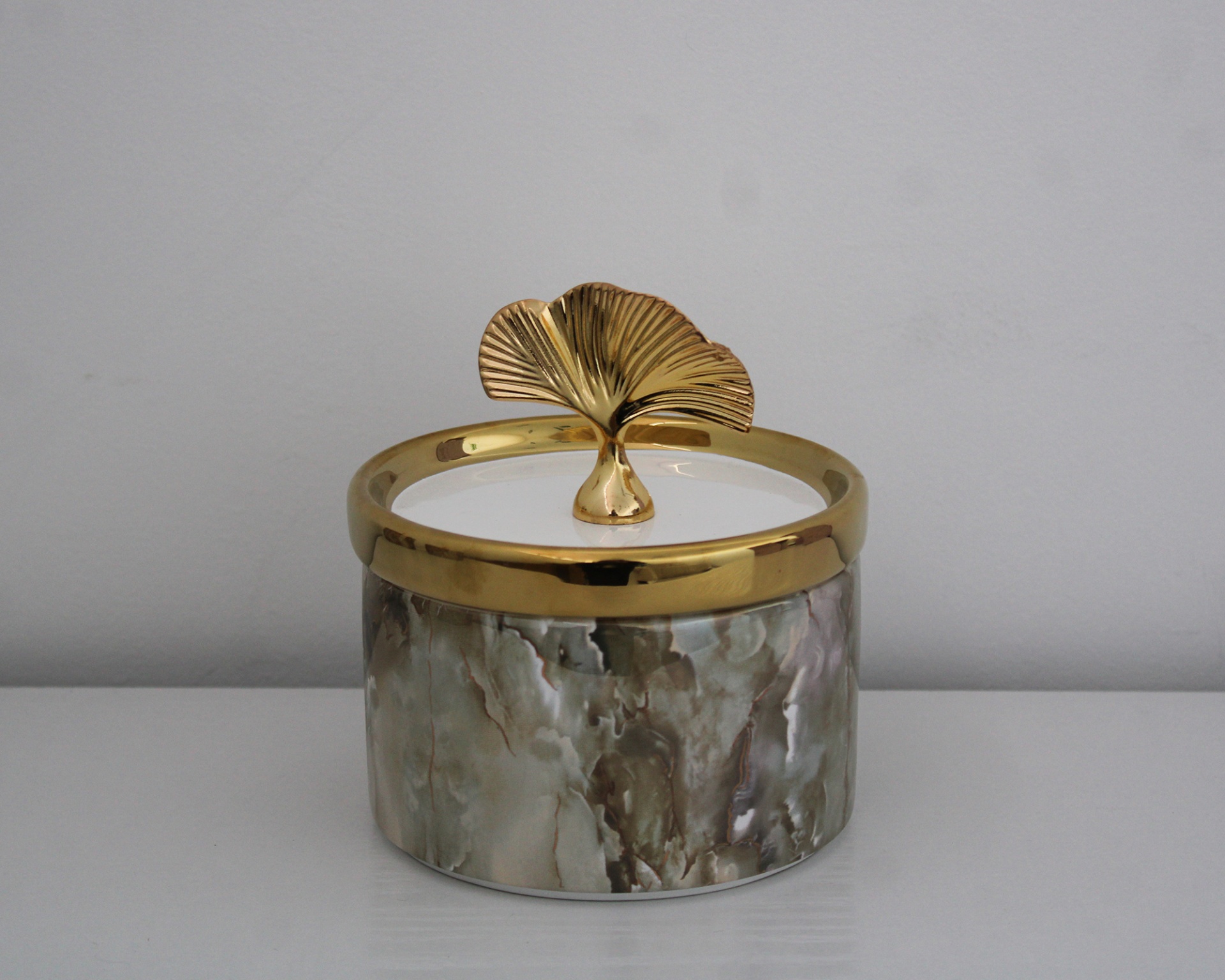 Potes Decorativos com Tampa Dourada e Detalhe em Folha