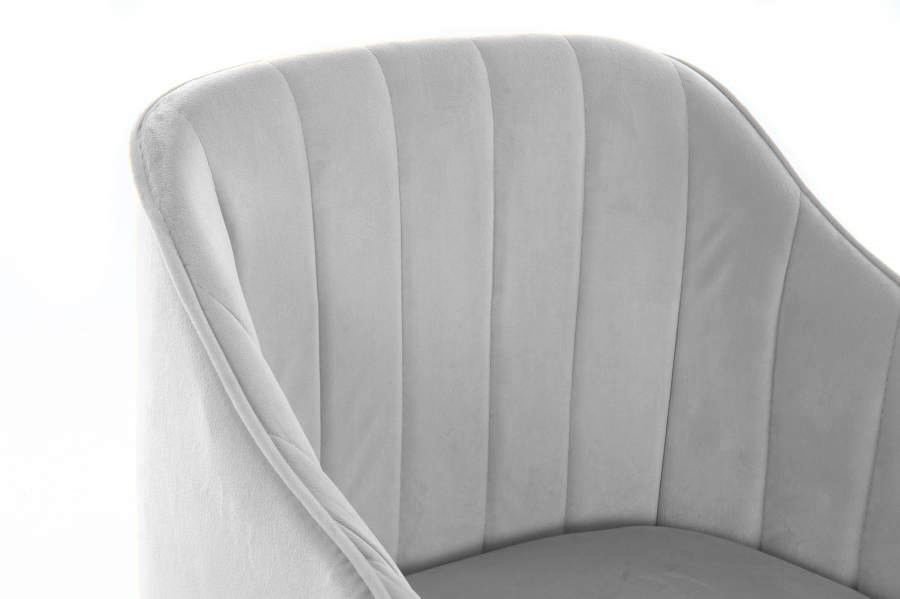 Cadeira cinzenta clara acolchoada com costuras verticais