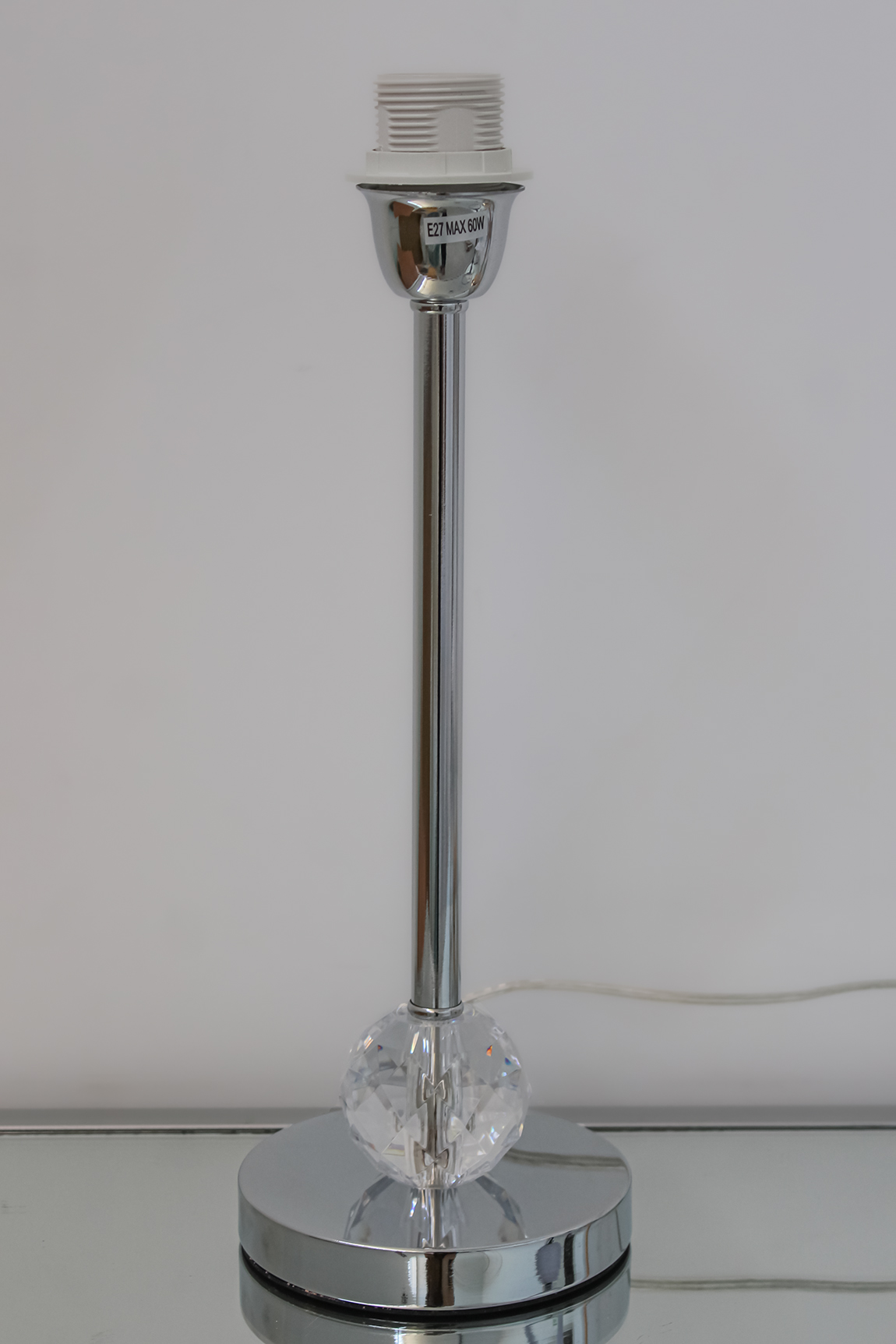 Candeeiro de mesa metálico com base redonda e esfera transparente