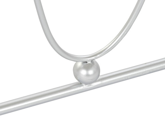 Objeto metálico prateado com anel oval, esfera e suporte horizontal