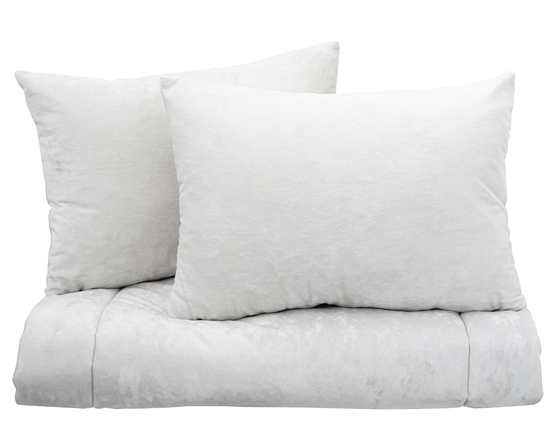 Três almofadas brancas macias sobre fundo branco