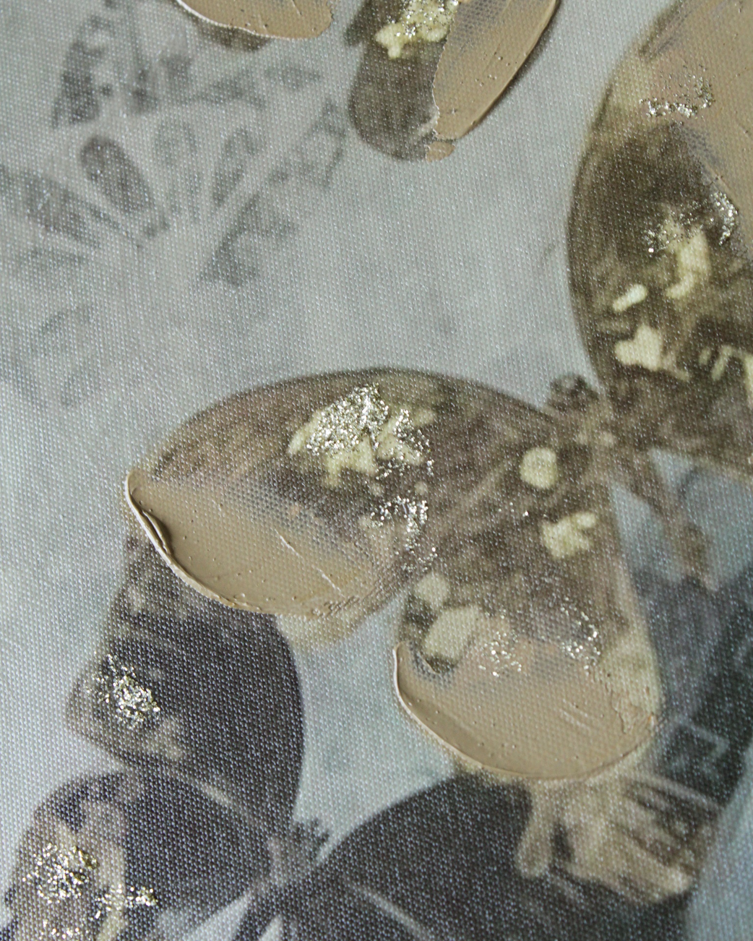 Padrão de borboletas em tecido com relevo e brilhos dourados