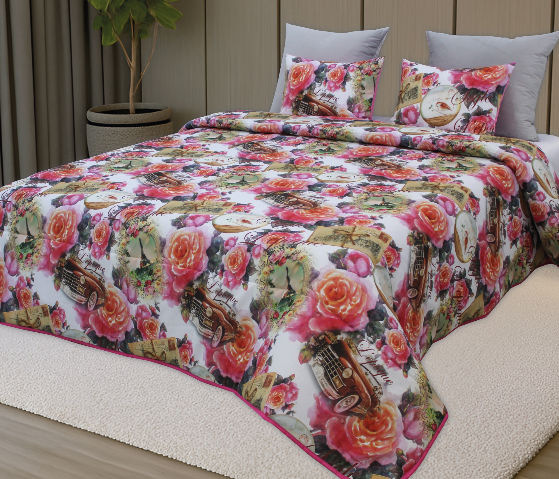 Conjunto de roupa de cama floral com carros clássicos, em cama arrumada num quarto com cortinas cinzentas.