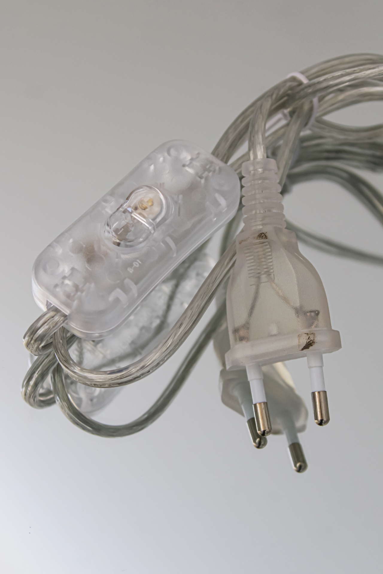 Cabo elétrico transparente com ficha de dois pinos e interruptor embutido