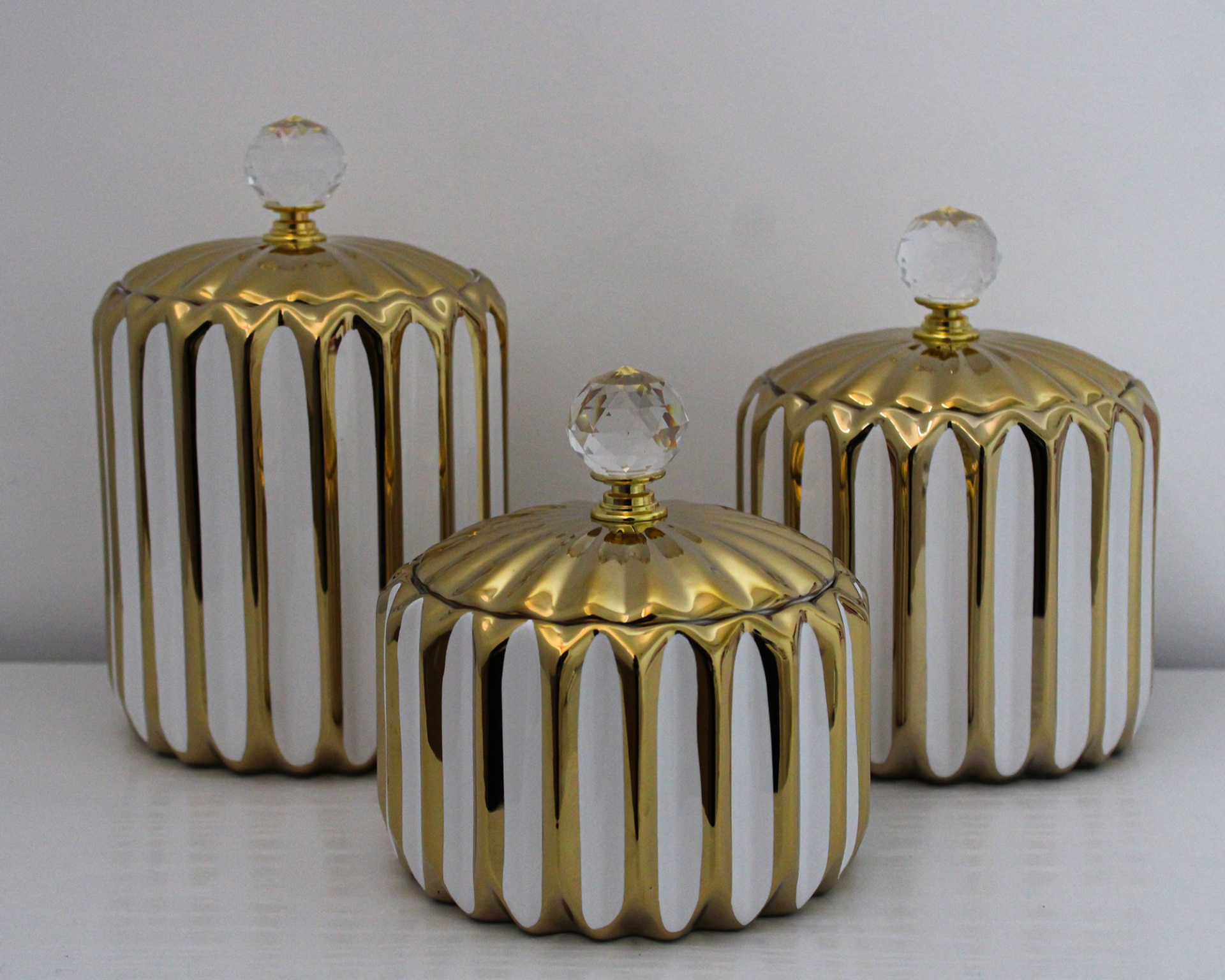 Potes Decorativos com tampa dourada e "cristal"