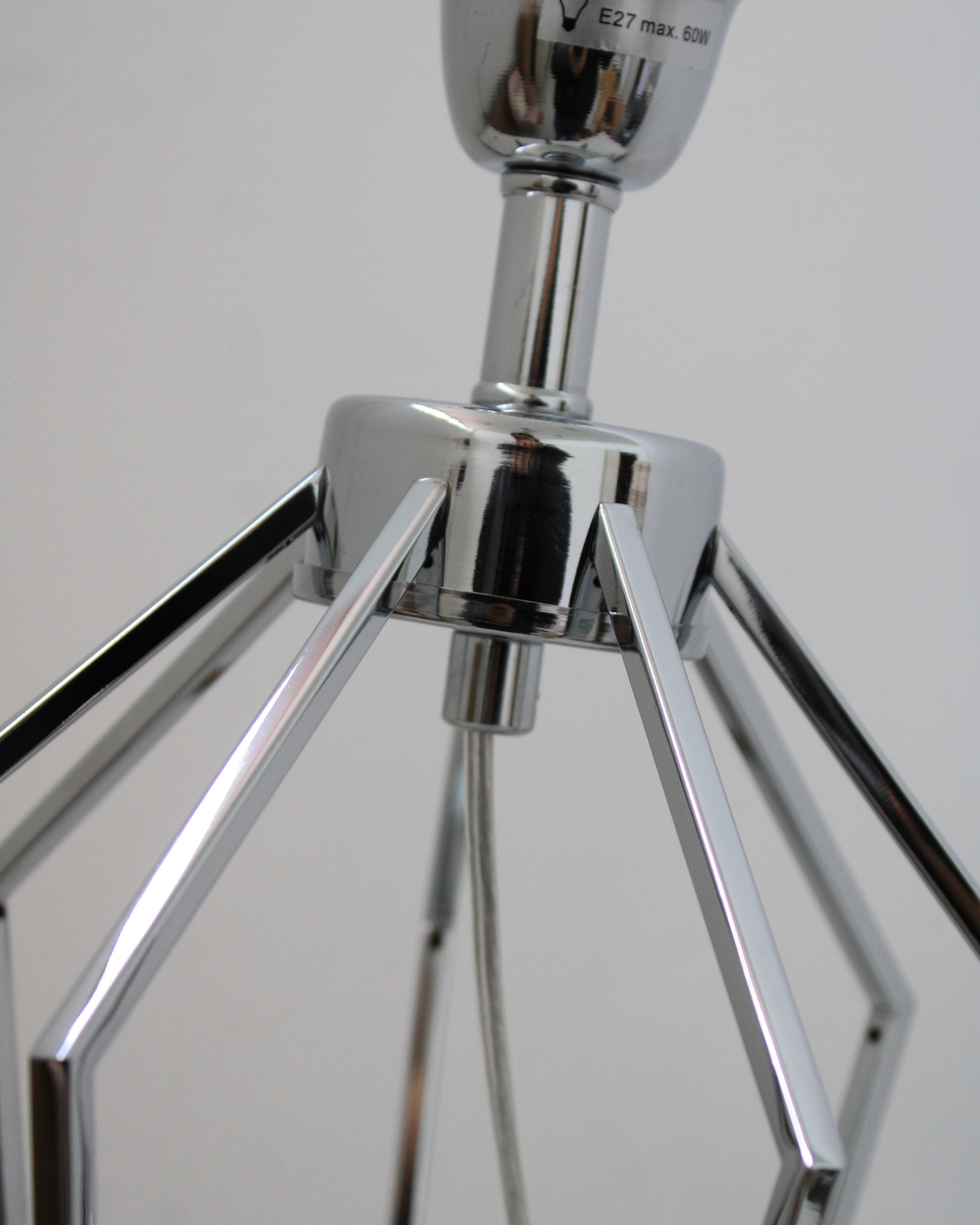 Candeeiro suspenso de metal cromado com design geométrico