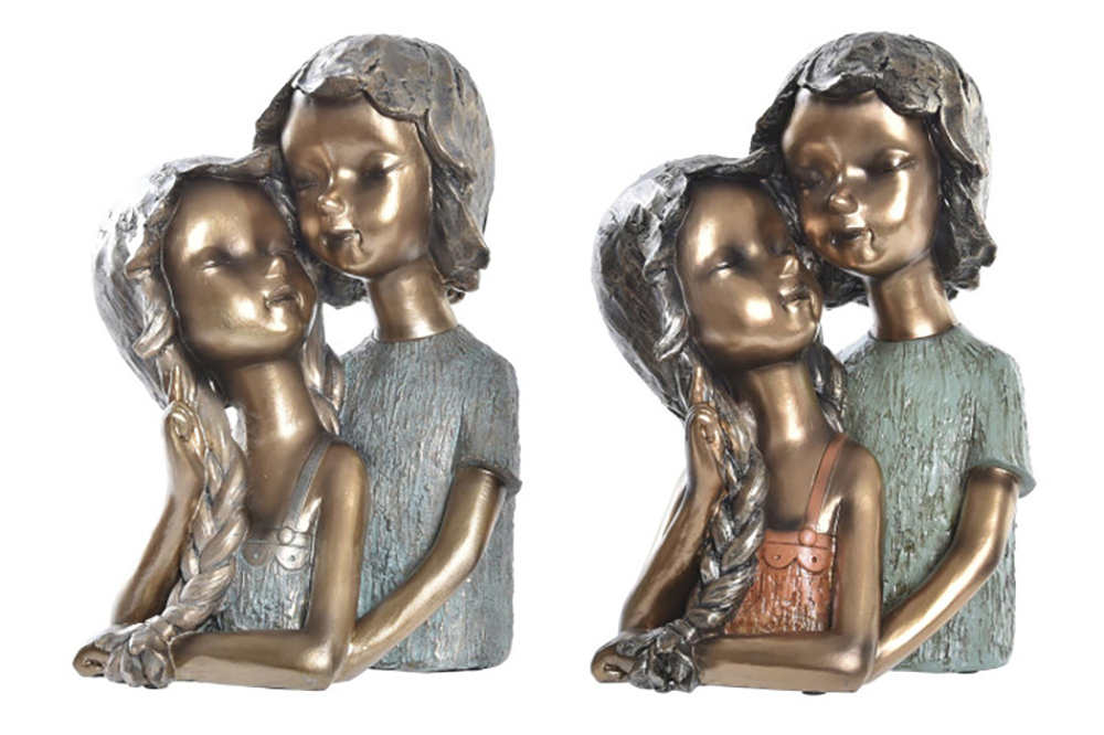 Esculturas de casal em bronze com acabamento rústico e vestidos em cores diferentes