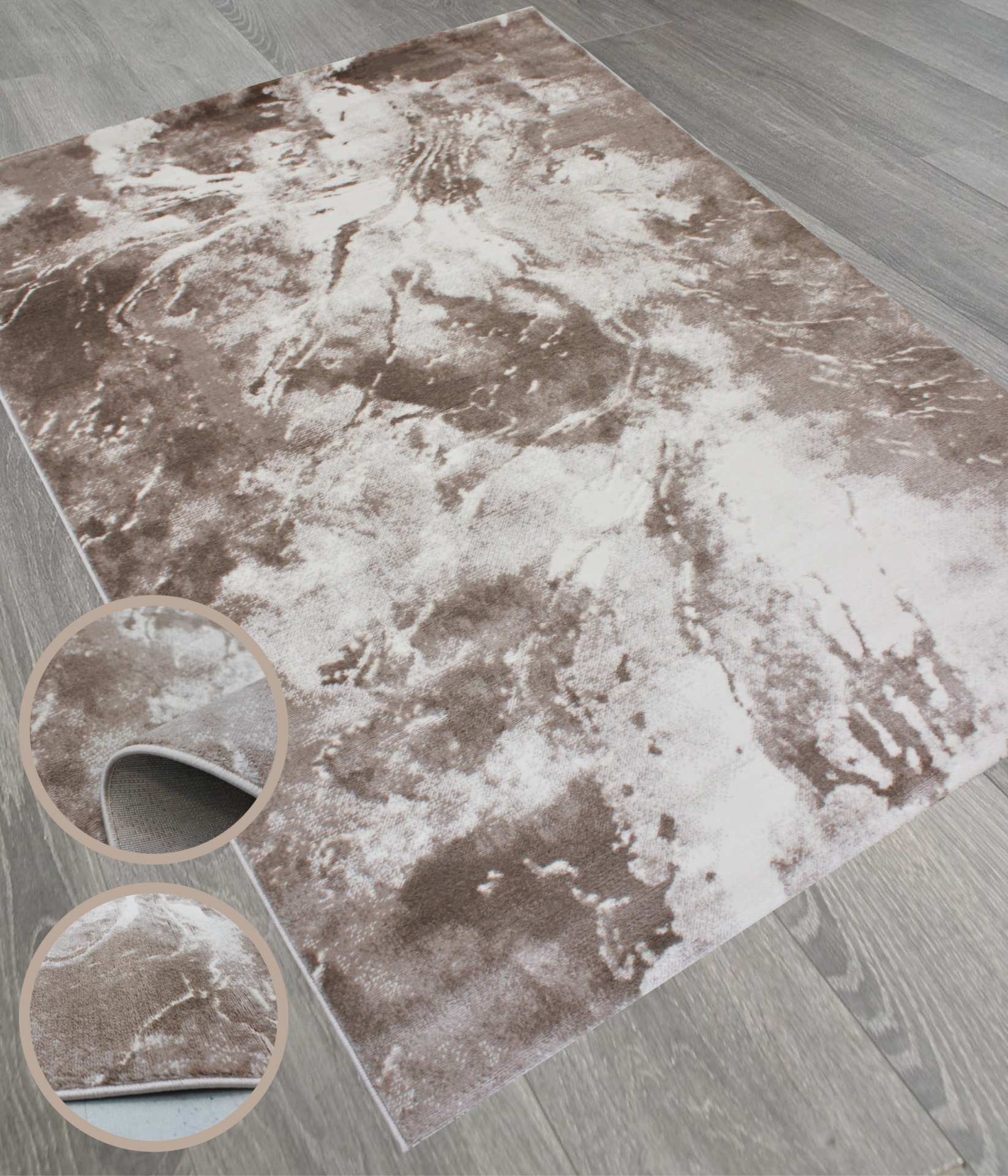 Tapete decorativo bege e castanho com padrão abstrato sobre chão de madeira