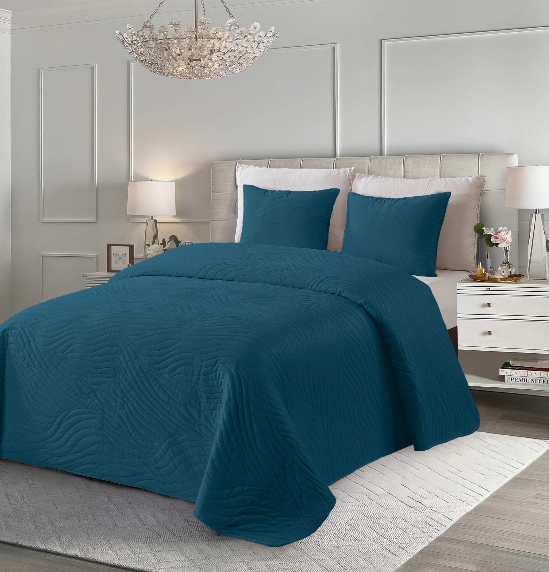 Cama com colcha e almofadas azuis com padrão ondulado em quarto moderno