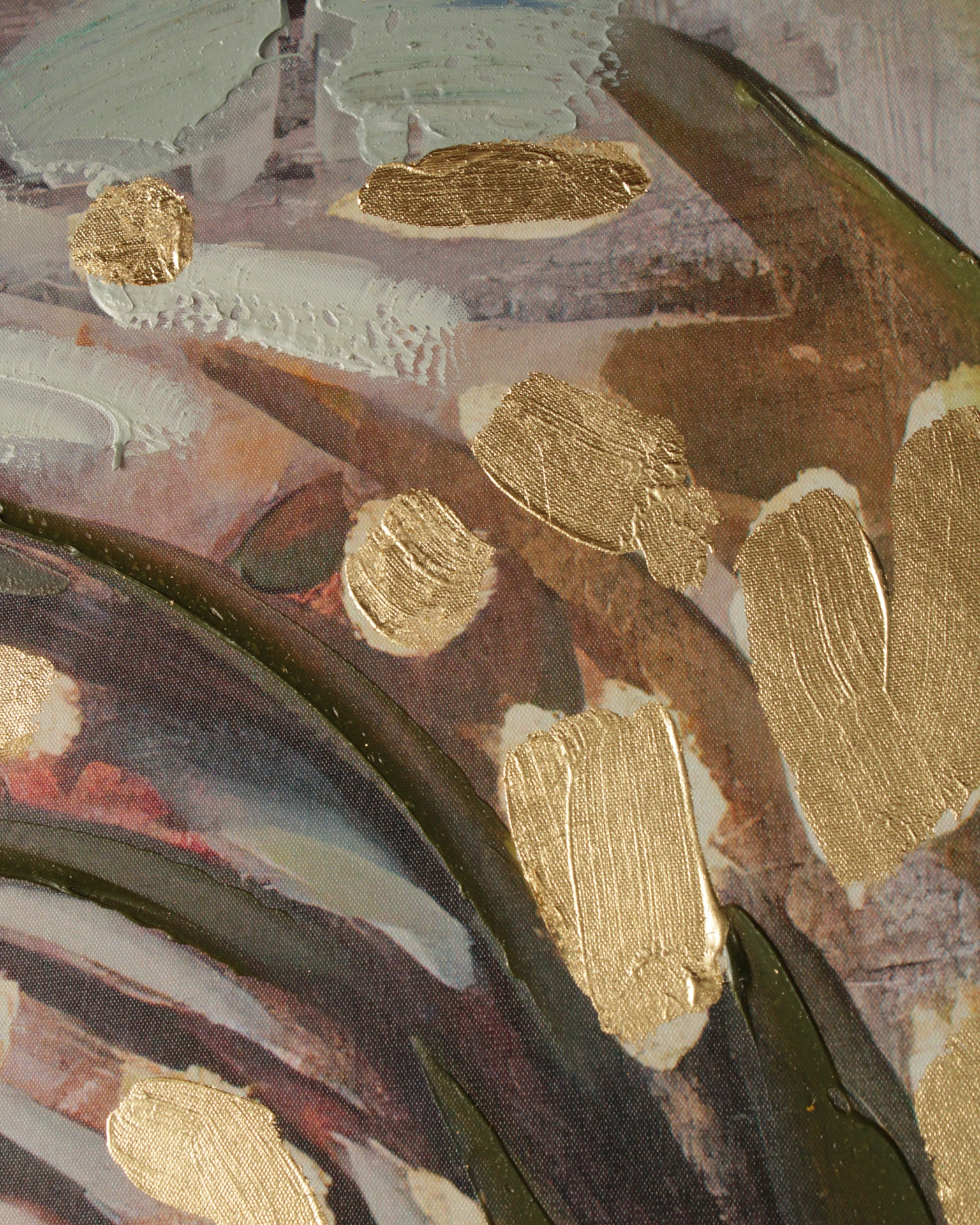 Pintura abstrata com manchas douradas e pinceladas coloridas em tela texturizada