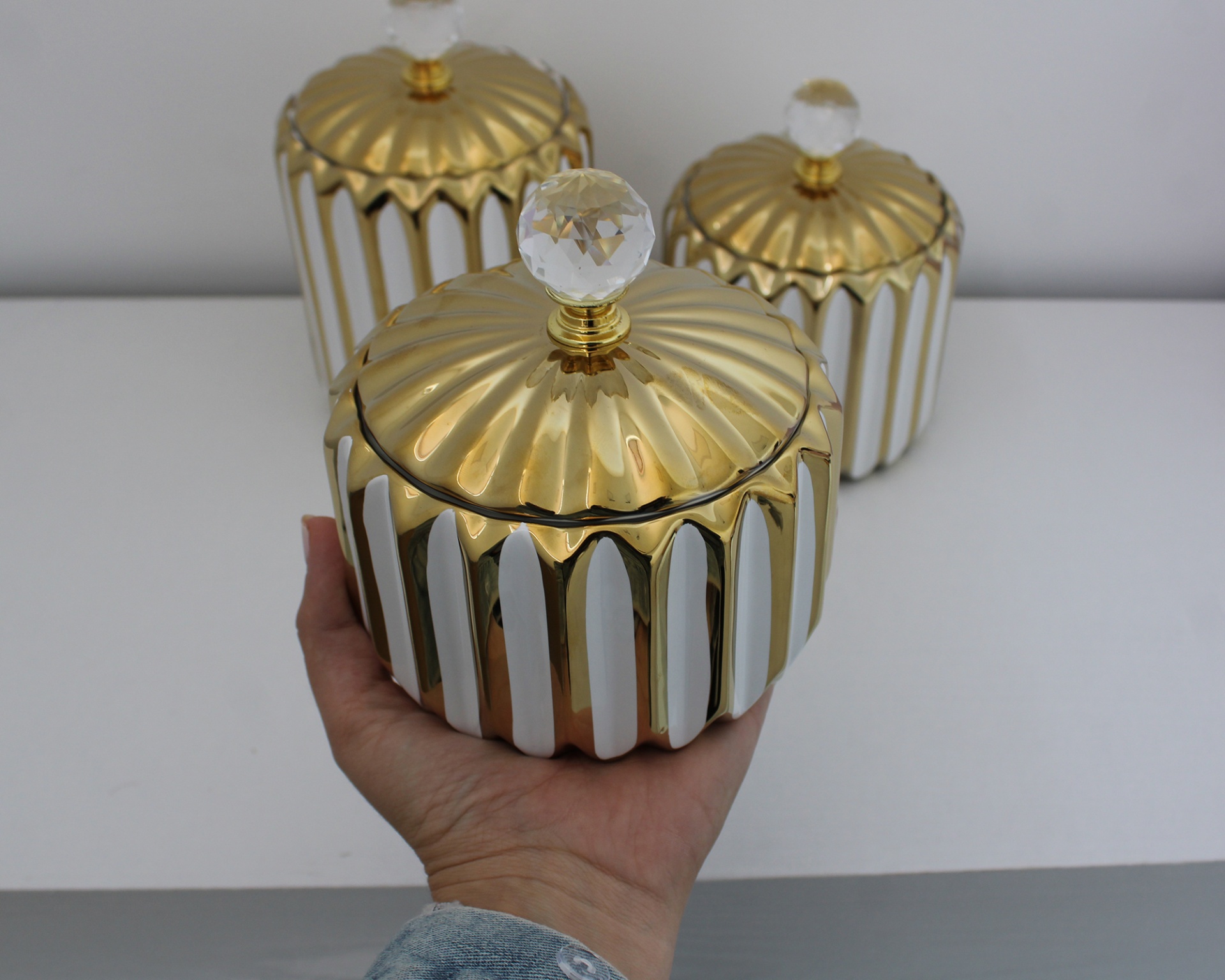 Potes Decorativos com tampa dourada e "cristal"