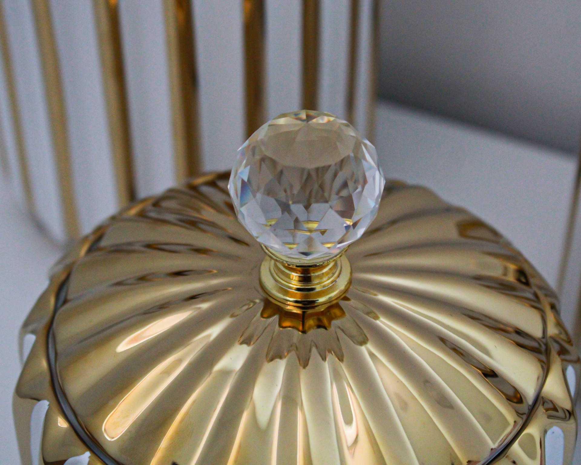 Potes Decorativos com tampa dourada e "cristal"