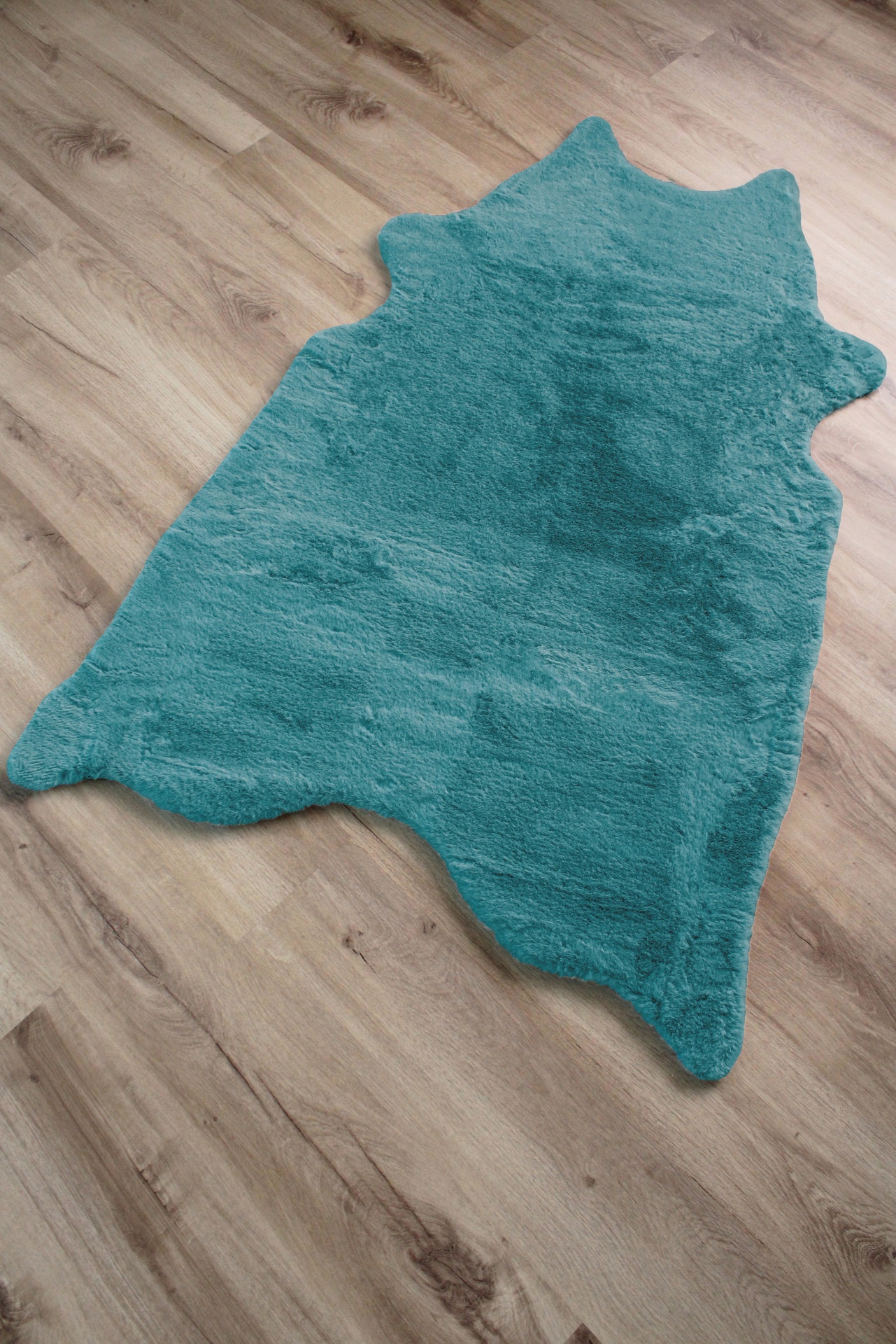 Tapete azul turquesa felpudo em chão de madeira clara