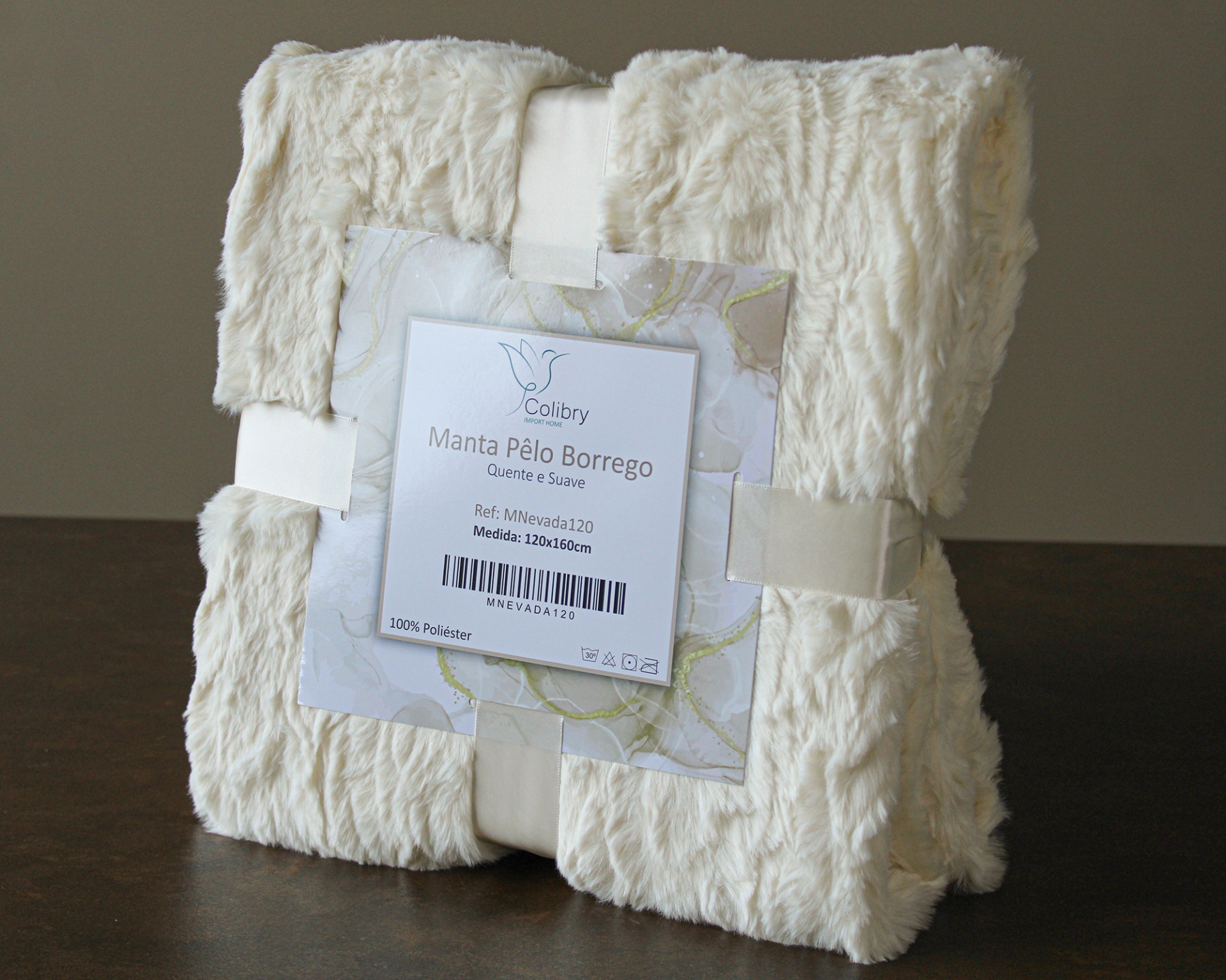 Manta branca de pelo borrego com etiqueta da marca Colibry
