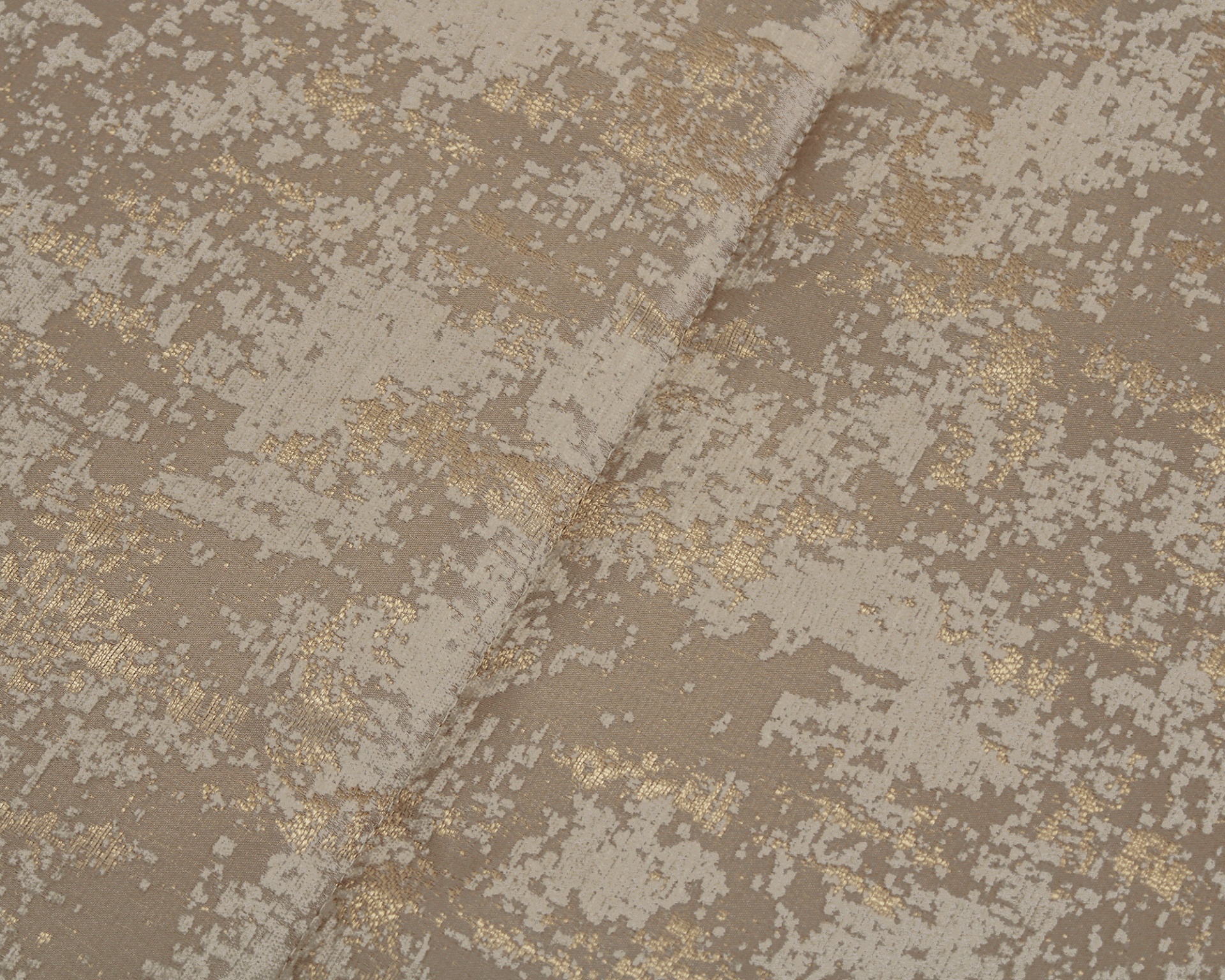 Tecido decorativo bege e dourado com padrão abstrato e textura metálica