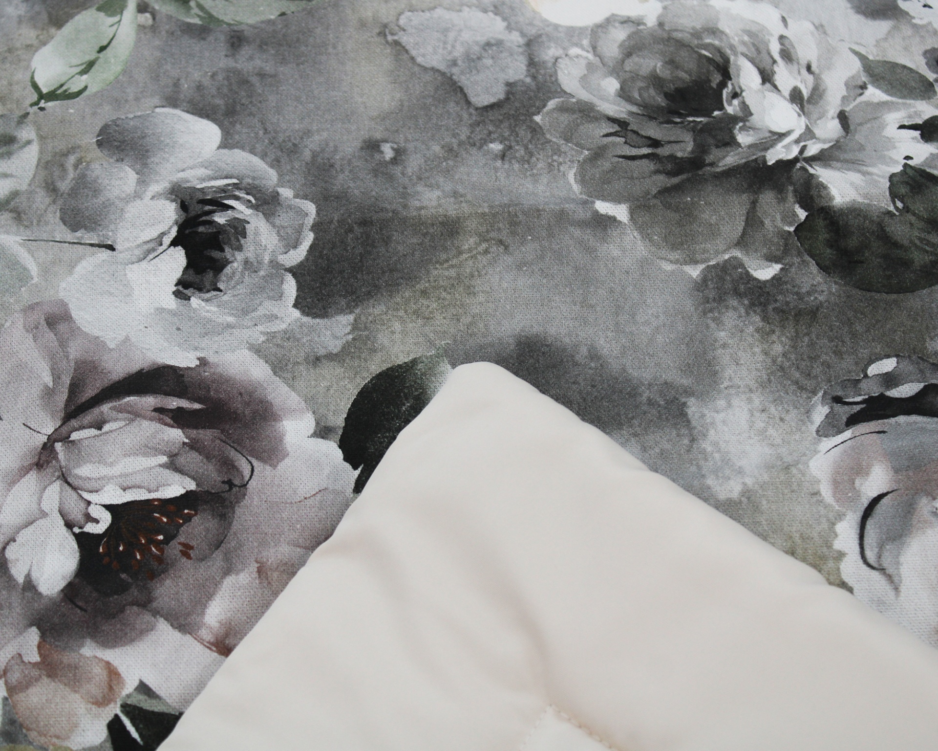 tecido floral cinzento com pedaço de tecido branco