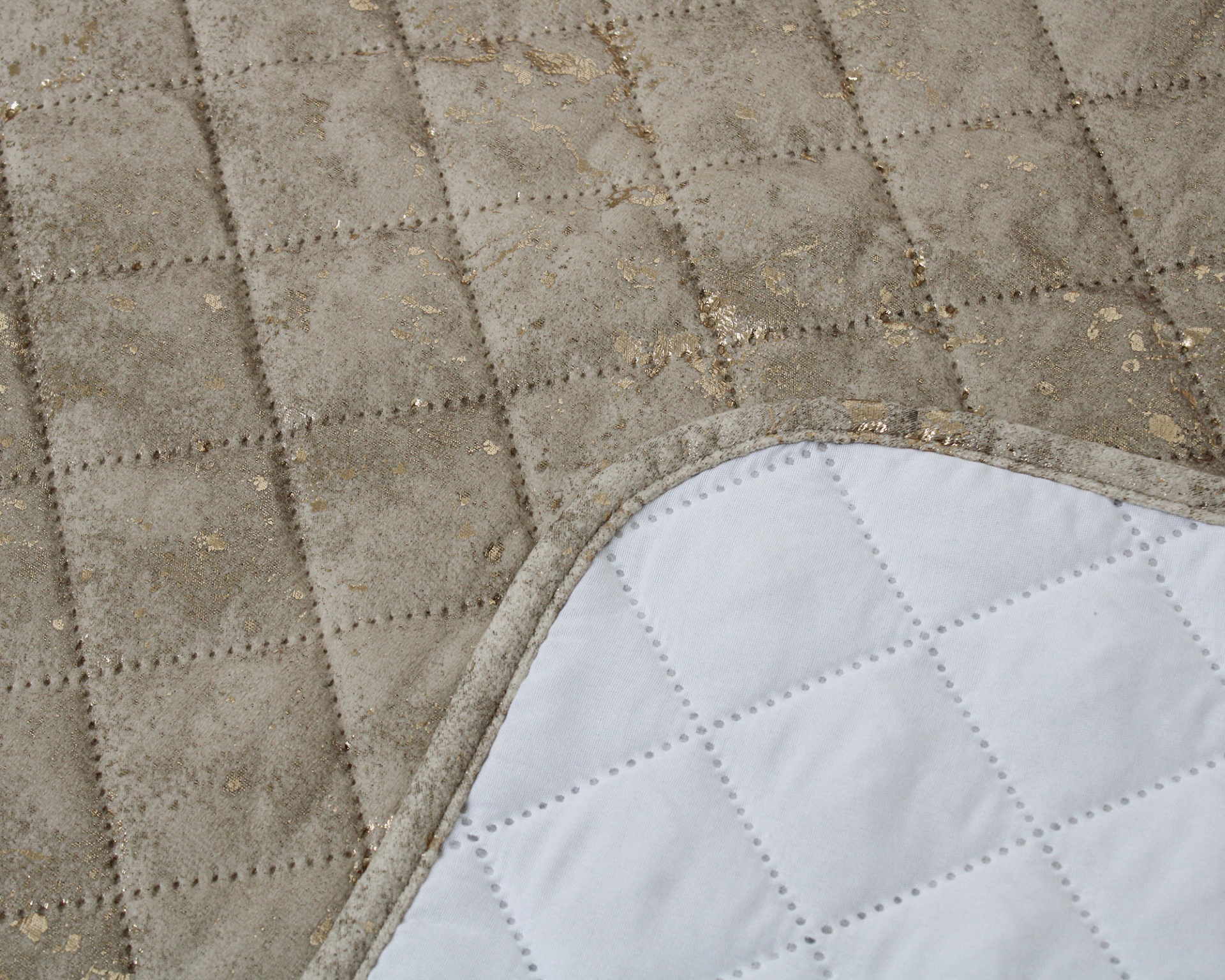 Tapete antiderrapante bege com padrão quadriculado e base branca