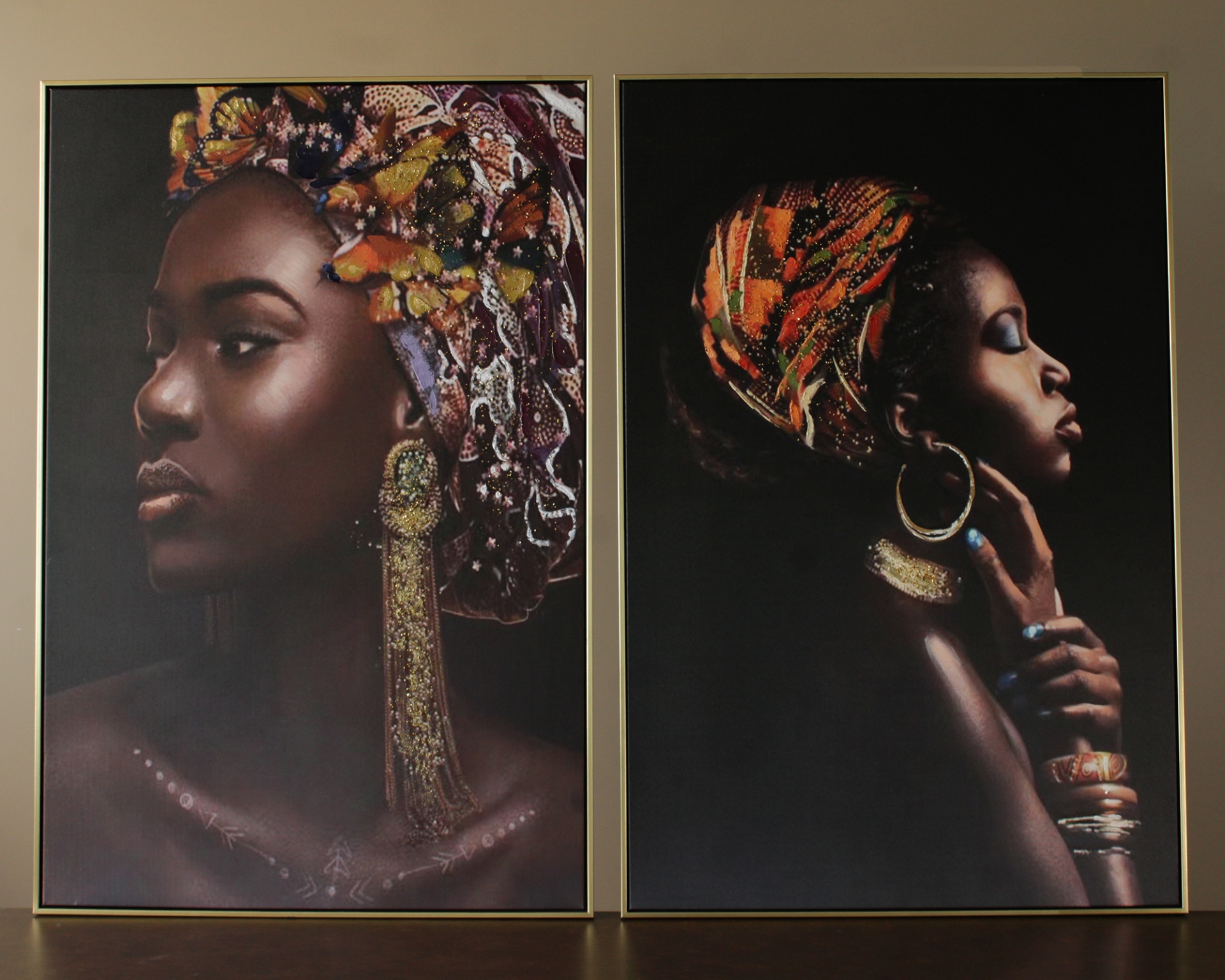 Dois quadros decorativos com fotografias de mulheres com turbantes coloridos em fundo preto