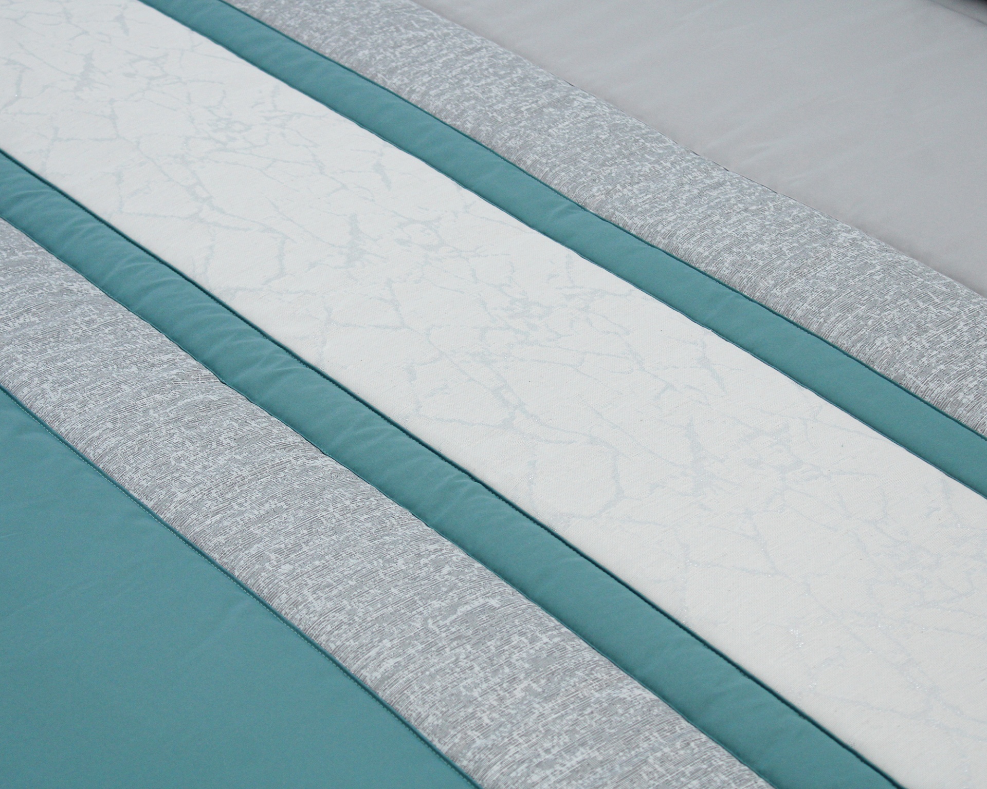 Lençóis com riscas horizontais em azul, cinza e branco