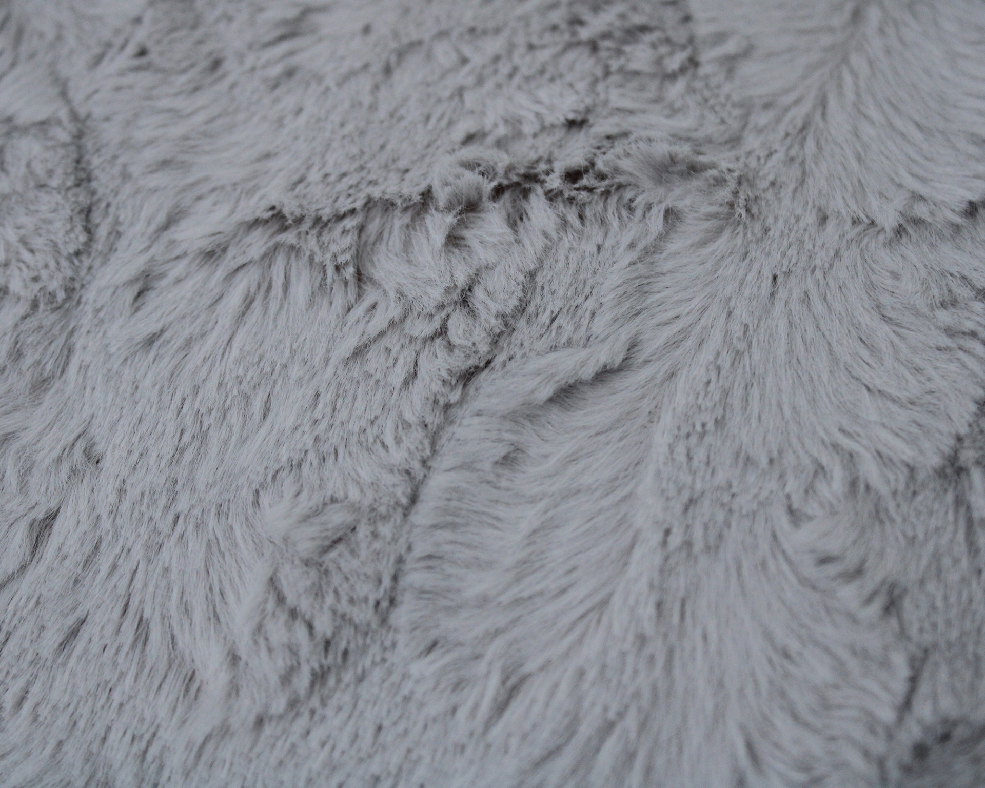 Tecido cinzento de textura macia e peluda